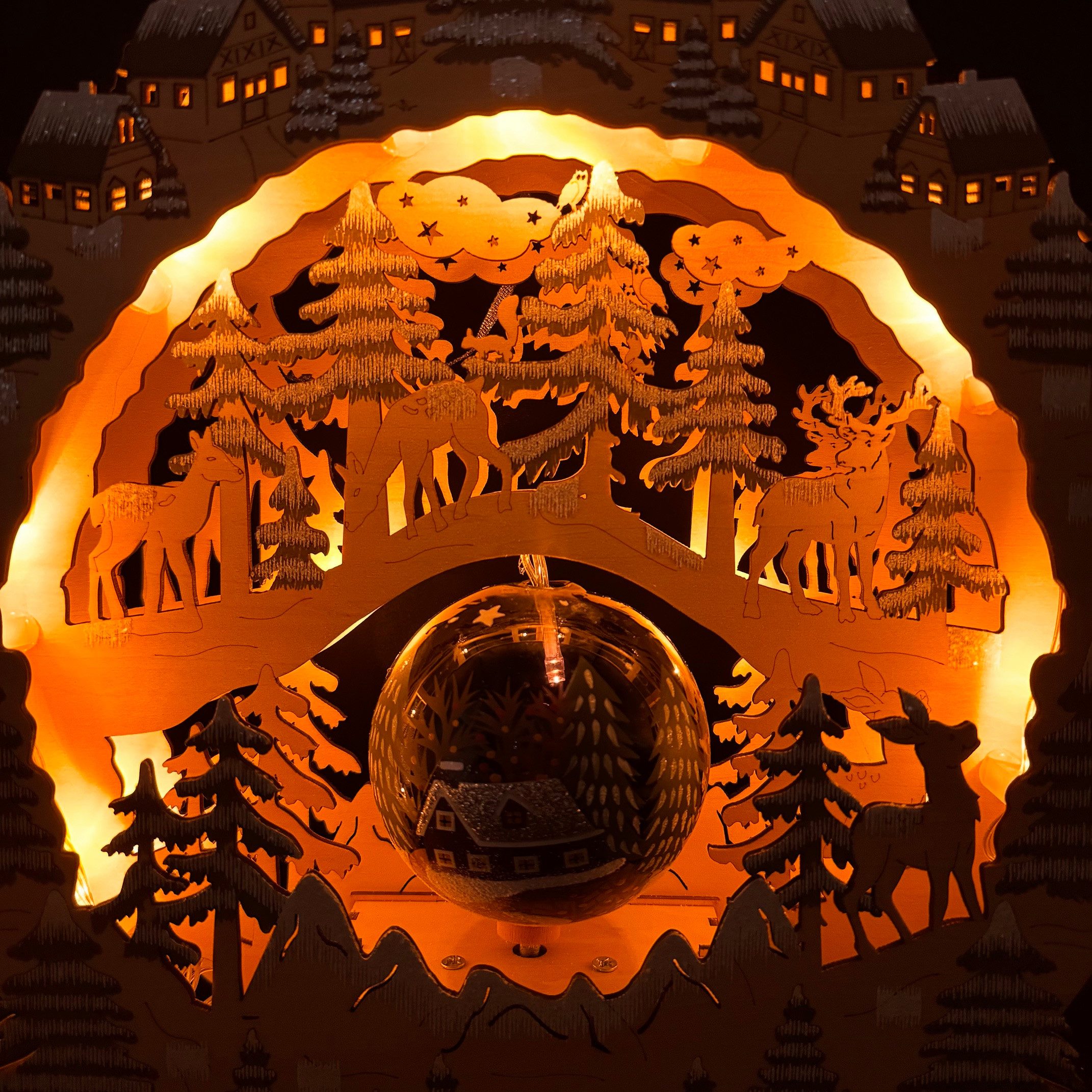 Online-Fuchs LED-Dekofigur Winterlandschaft aus Holz mit LED-Beleuchtung - Weihnachtsdeko (6-Stunden Timerfunktion, 10 warmweiße LEDs), Weihnachtskugel OHNE Dre – Bild 5 von 5