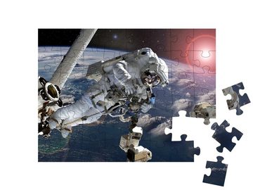 puzzleYOU Puzzle Astronaut im Weltraum beim Planeten Erde, 48 Puzzleteile, puzzleYOU-Kollektionen