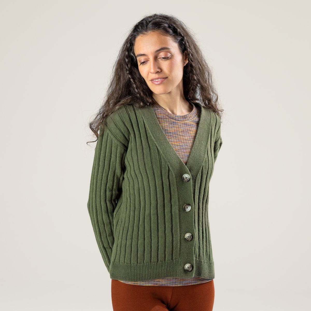 LIVING CRAFTS Strickjacke PIRALA Fein gestrickt mit ausdruckstarker, flexibler Streifenstruktur Dark Olive