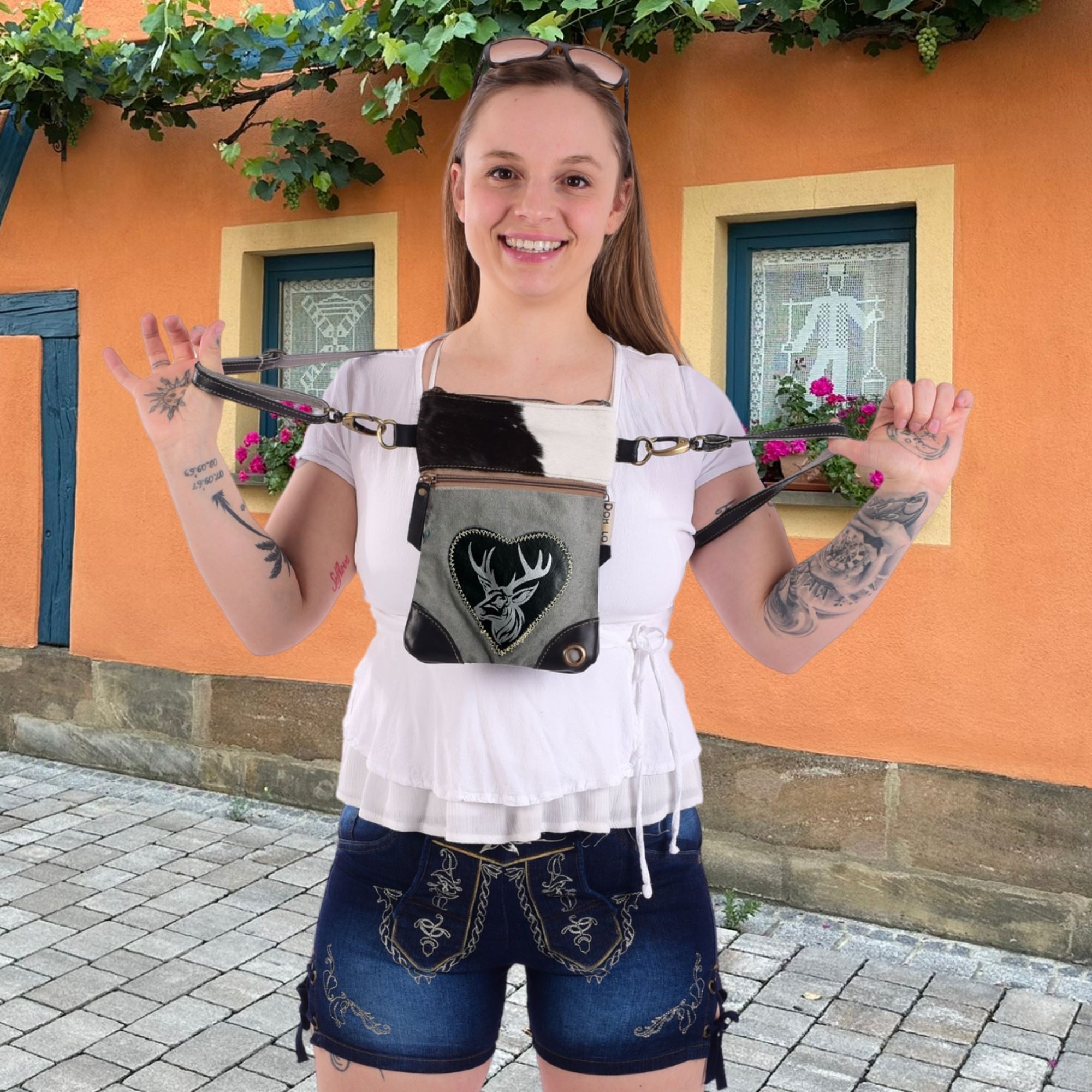 Domelo Trachtentasche kleine Oktoberfest Tasche, schwarze Dirndltasche, Unikate Trachtentasche