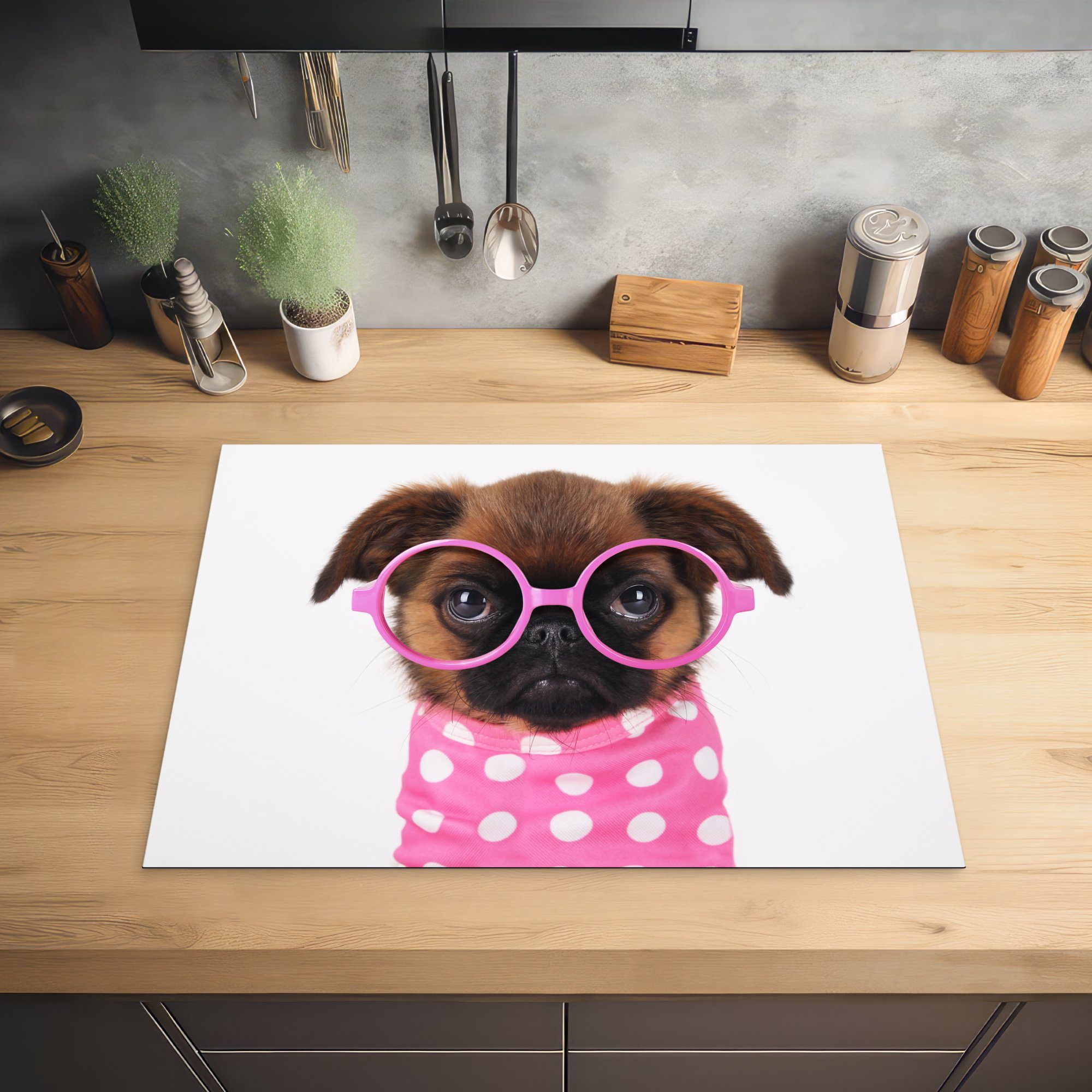 Hund 70x52 tlg), rosa MuchoWow Kleid, Vinyl, nutzbar, Ceranfeldabdeckung rosa Ein eine (1 Herdblende-/Abdeckplatte trägt ein cm, Arbeitsfläche Mobile Brille und