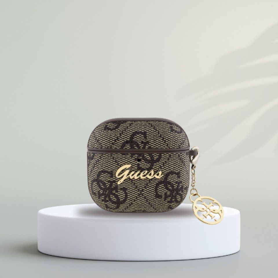 Guess Kopfhörer-Schutzhülle Case AirPods 4 Kunstleder braun Logo Metal Kette goldfarbig, Kantenschutz