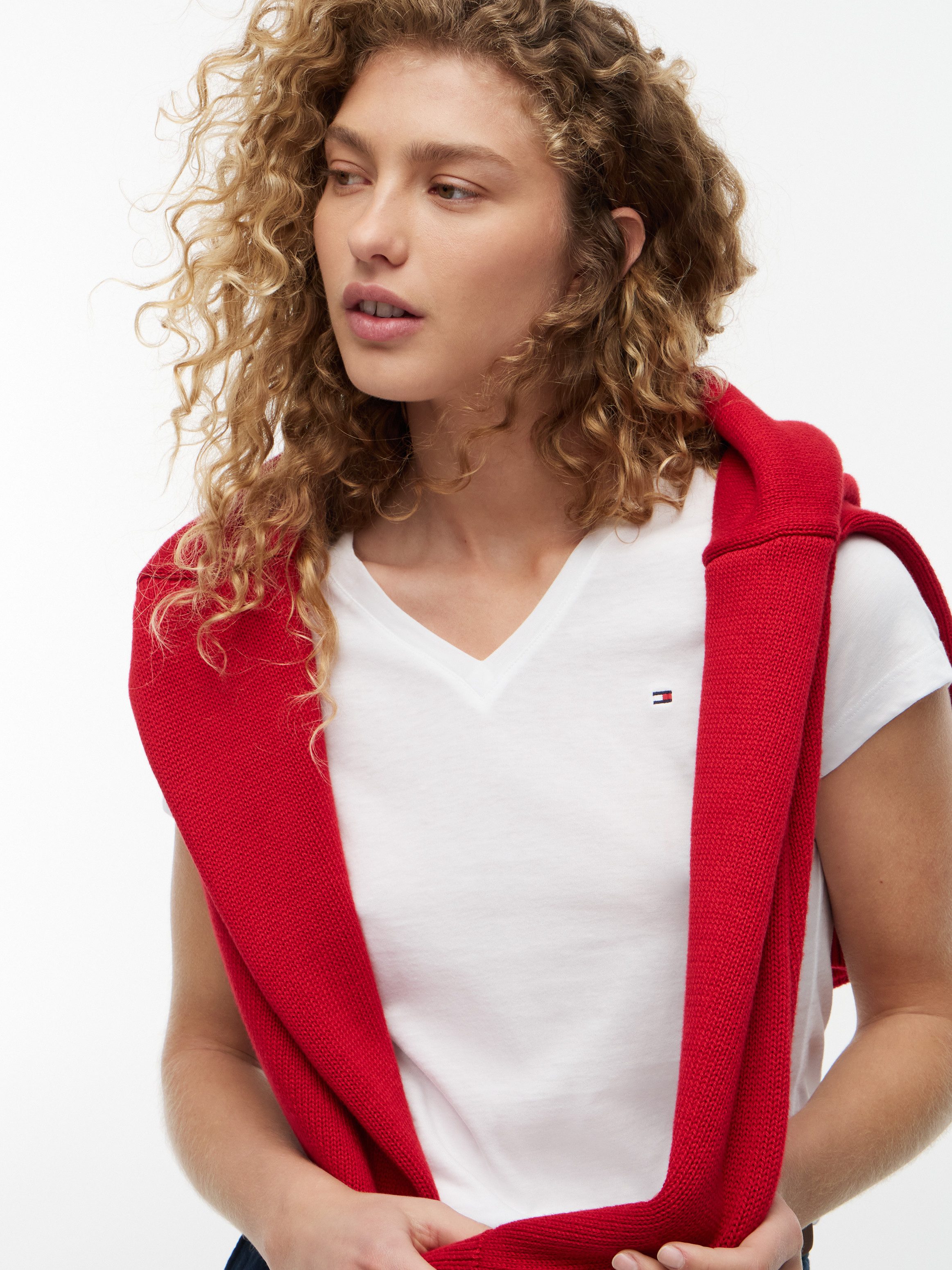 Tommy Hilfiger T-Shirt HERITAGE V-NK TEE mit Tommy Hilfiger Logo-Flag auf der Brust