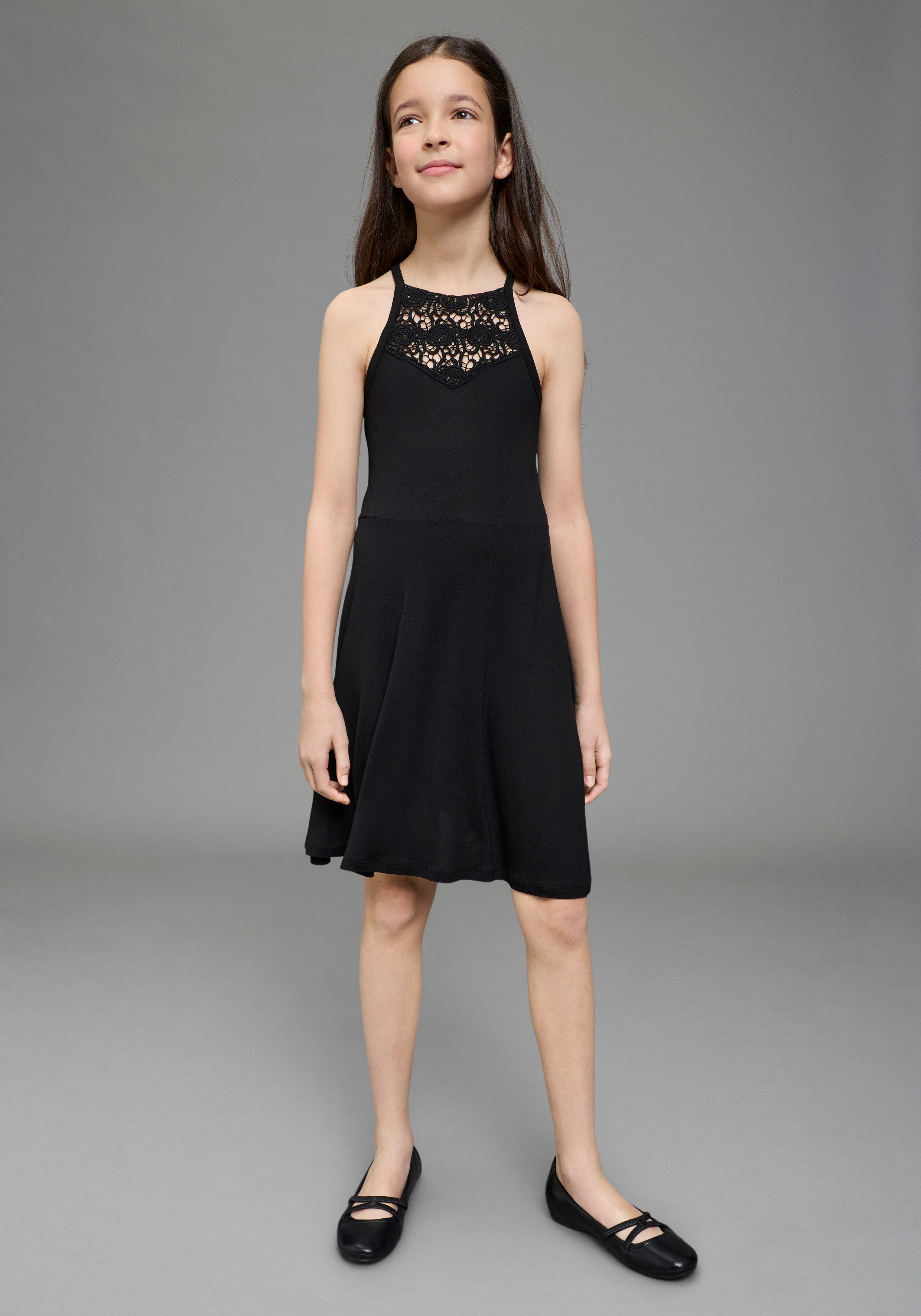 Bruno Banani Jerseykleid Träger-Kleid mit Häkelspitze am Ausschnitt für Mädchen, unifarbenes Design, ausgestellte Passform