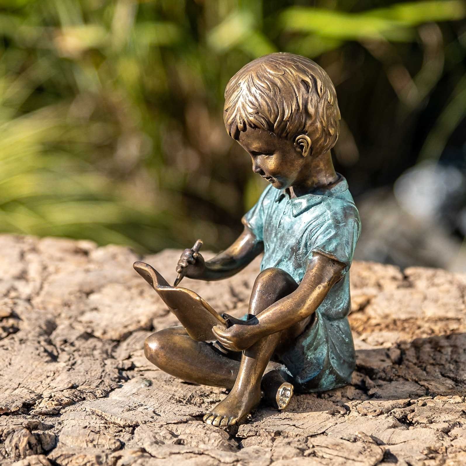 IDYL Gartenfigur IDYL Bronze-Skulptur Kind Junge mit Buch, Bronze – sehr robust – Langlebig – witterungsbeständig gegen Frost, Regen und UV-Strahlung. Die Modelle werden in Wachsausschmelzverfahren in Bronze gegossen und von Hand patiniert.