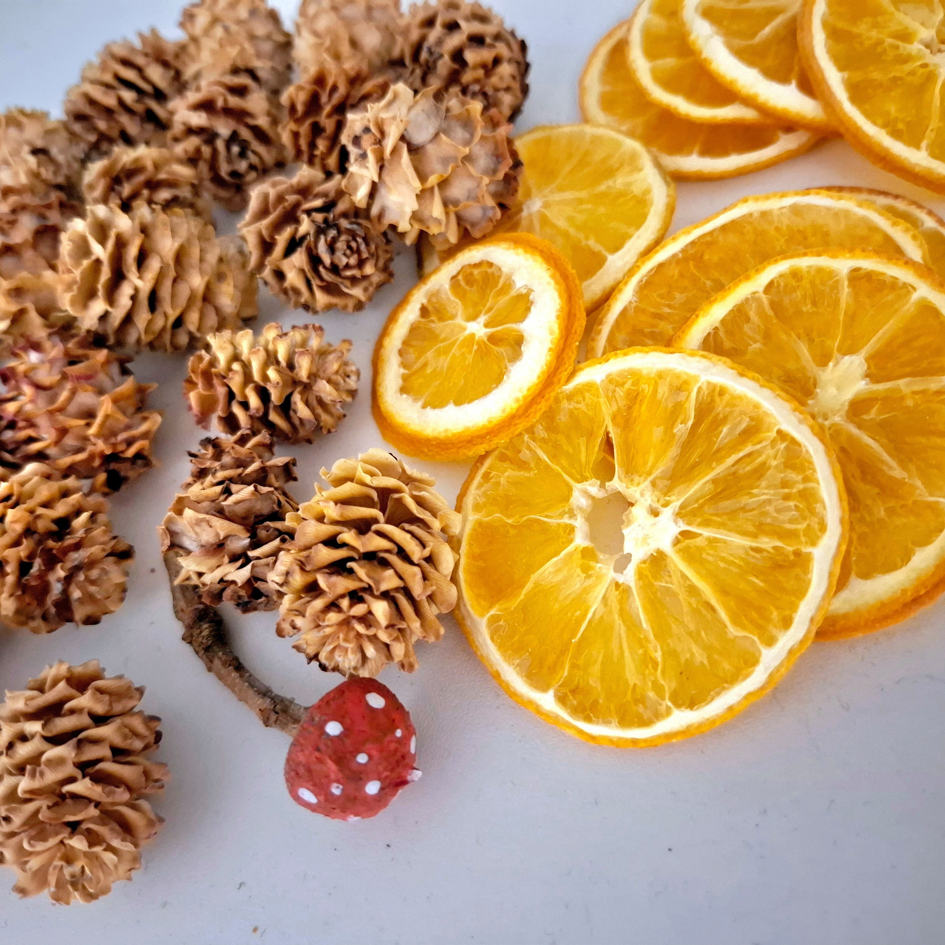 meytrade Adventskranz Naturdekoration Zubehör zum basteln Orangenscheiben Minizapfen DIY, Bastelset als Kranzdeko oder Steudeko zu Weihnachten
