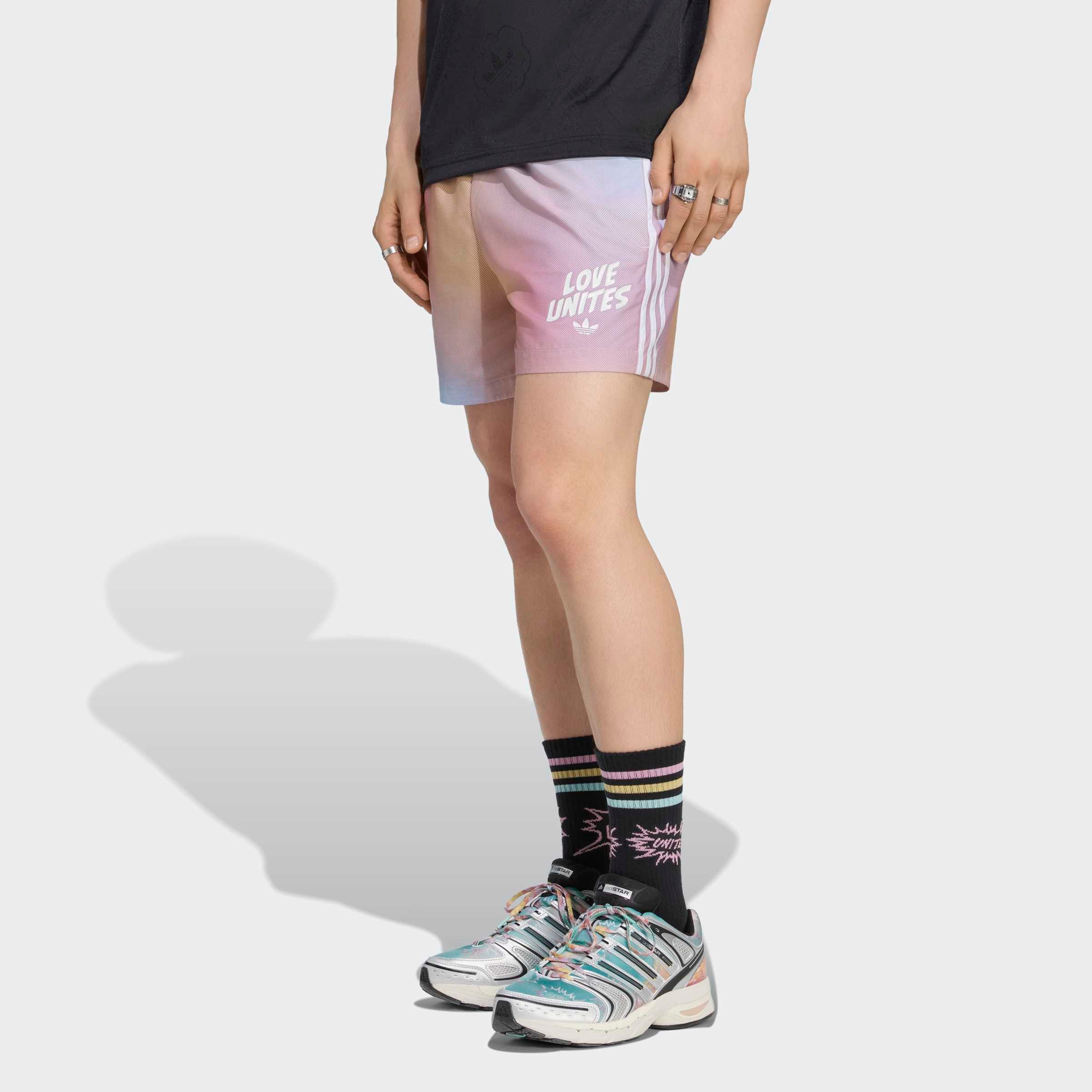 adidas Originals Shorts LOVE UNITES AOP, WASSERDICHT für Schwimmen und Sportmode, ohne Verschluss, normal-weite Passform