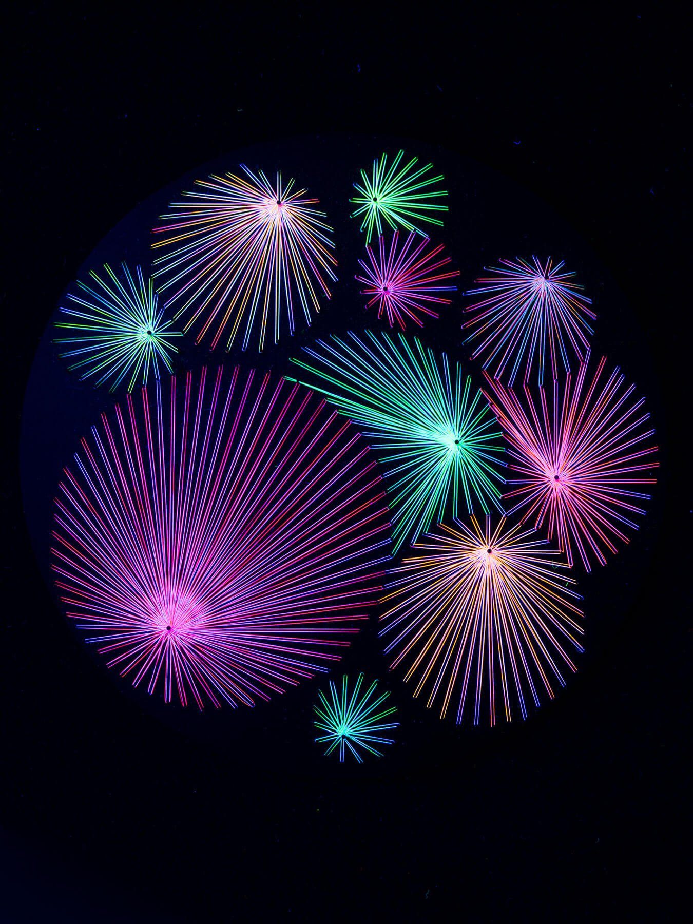 leuchtet Schwarzlicht unter Fadendeko Schwarzlicht UV-aktiv, "Firework", PSYWORK Dekoobjekt StringArt 2D 42cm,