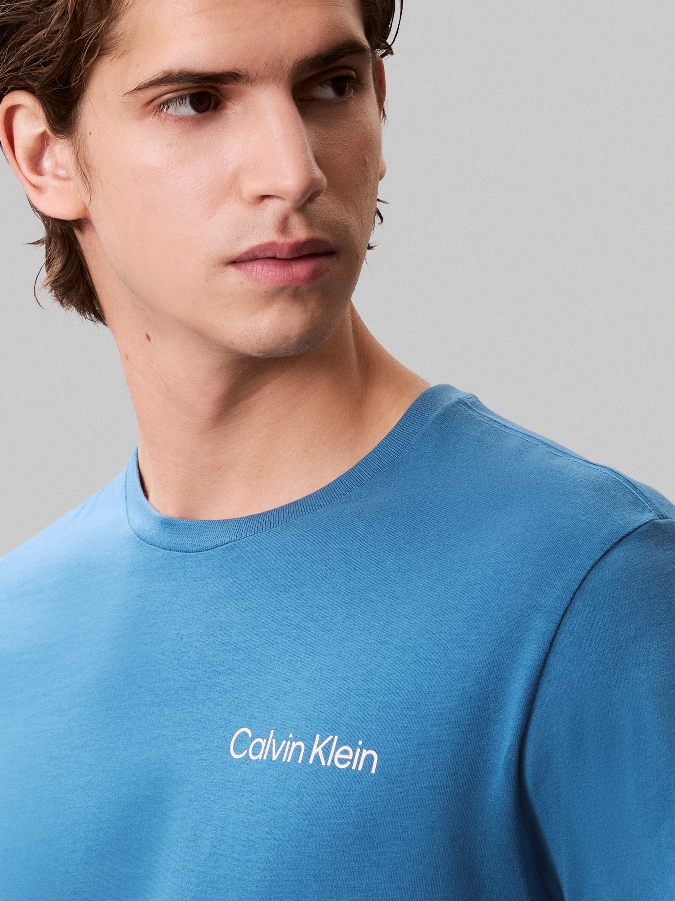 Calvin Klein Jeans T-Shirt SS 30s E WRD STRTCH mit großem Logodruck auf dem Rücken – Bild 5 von 5