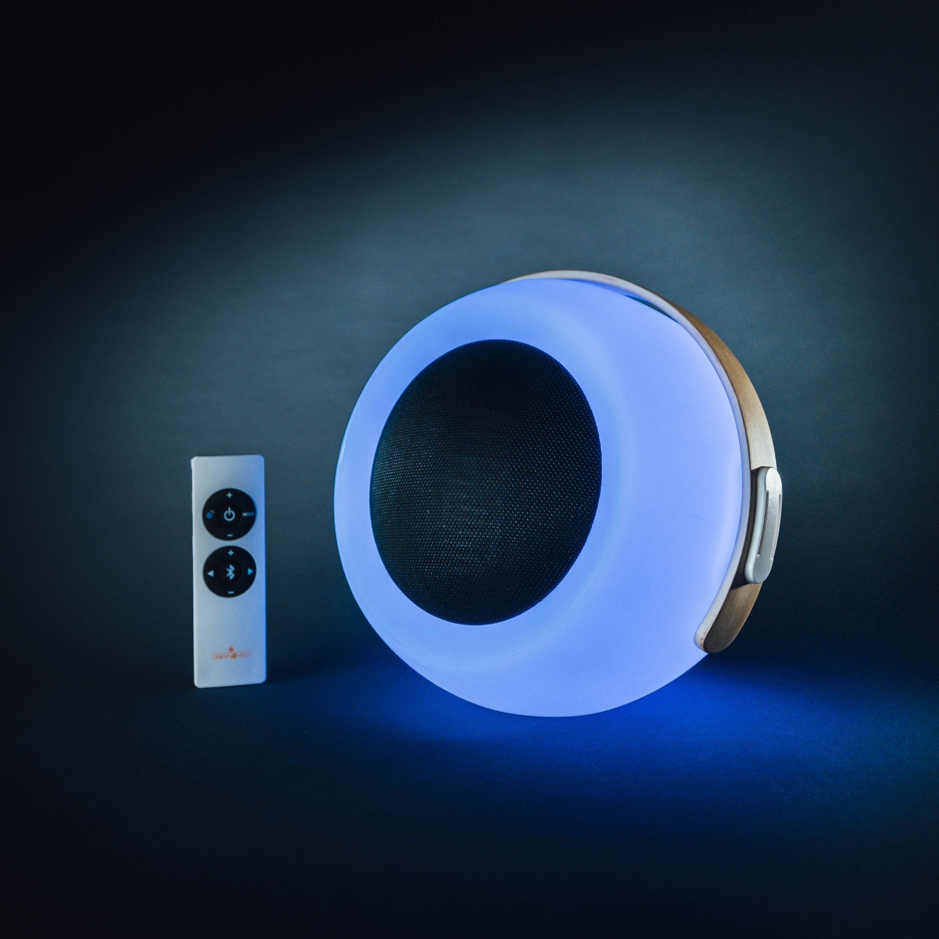 Schwaiger LED Tischleuchte 661774, Fernbedienung zum Ein-/Ausschalten der Lampe, verschiedene Lichtmodi, Bluetooth Lautsprecher, 4-Stufen dimmbar, LED, zehn verschiedene Farben, integrierter Lautsprecher, IP44, verschiedene Lichtmodi