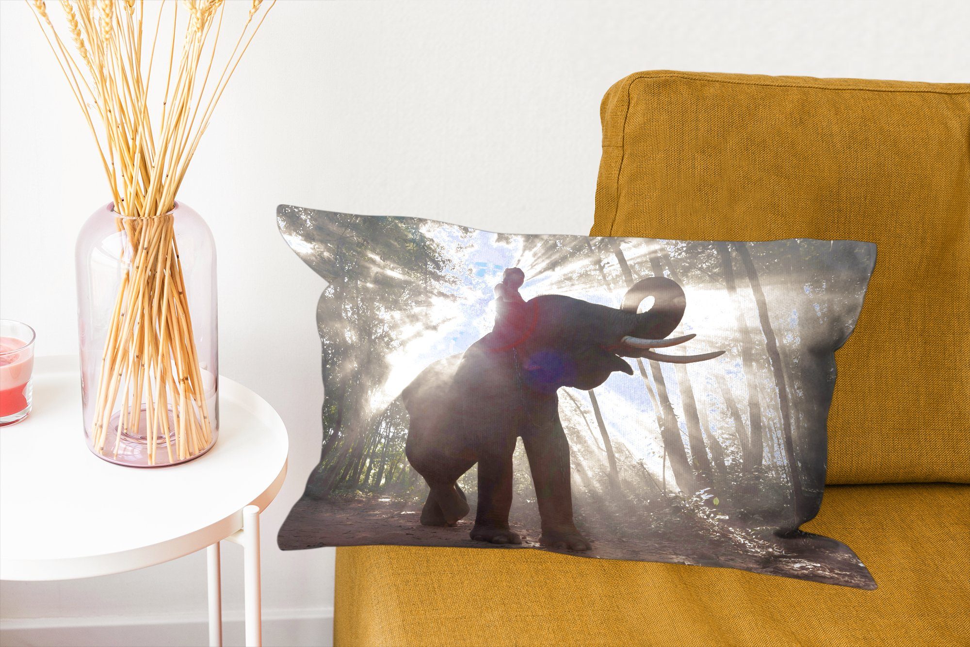 Dekokissen Wohzimmer Person mit hellem mit Elefant Sonnenlicht, in Schlafzimmer Dekoration, MuchoWow Füllung, Zierkissen, Dekokissen