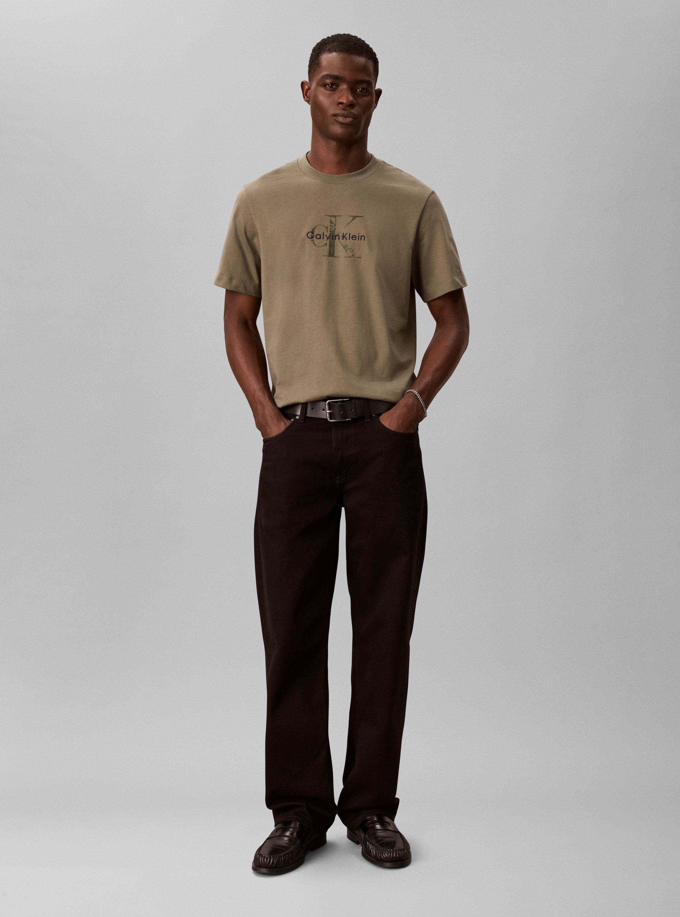 Calvin Klein Jeans T-Shirt Rundhalsausschnitt, Regular Fit, Logo-Print – Bild 5 von 5