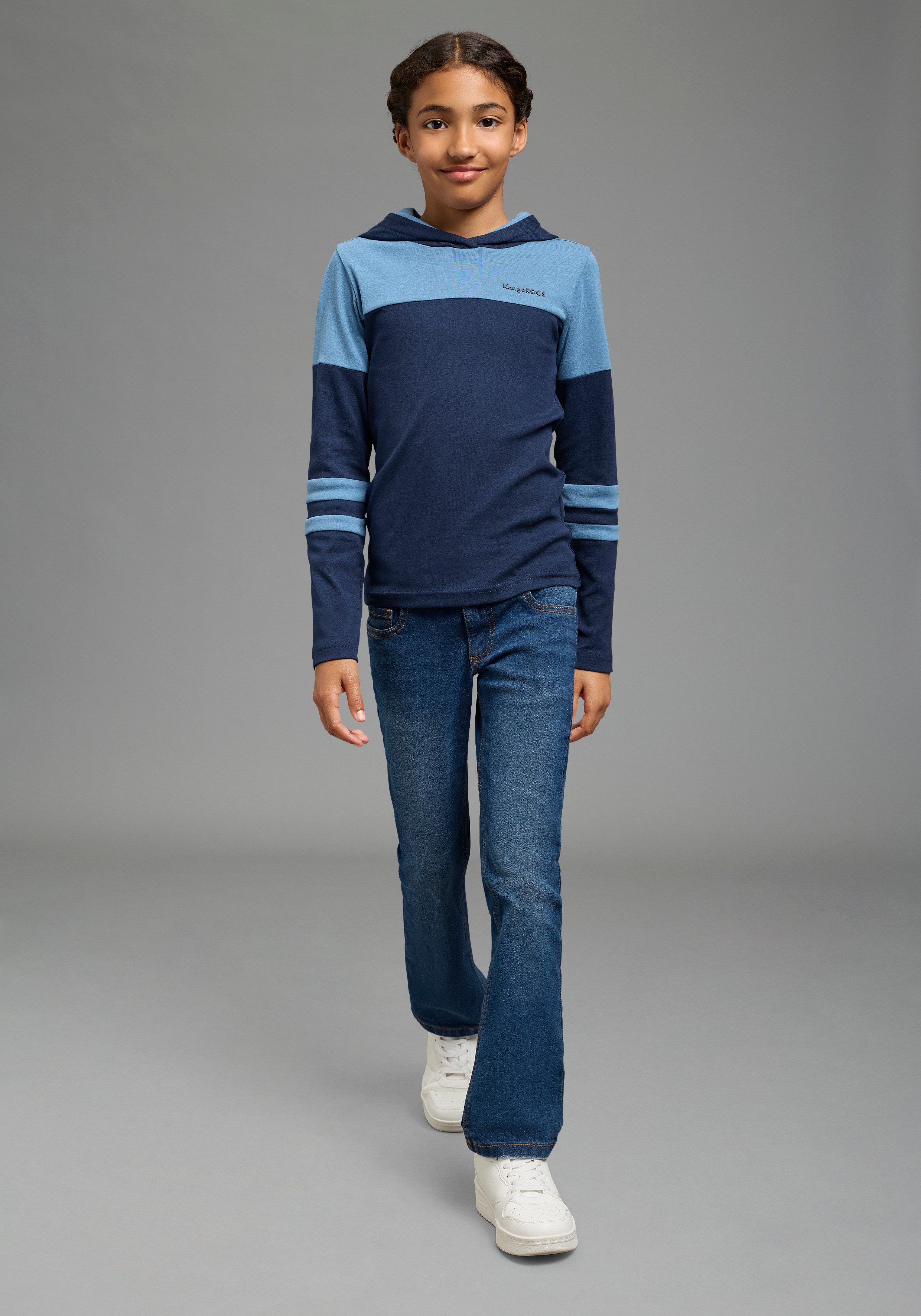 KangaROOS Langarmshirt KangaROOS Kapuzenshirt in colorblocking Design Colorblocking Shirt, eng anliegende Passform, Logo-Stickerei, Mini-Me – Bild 5 von 5