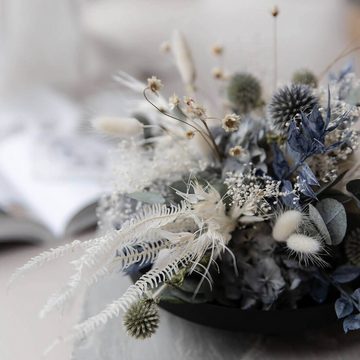 Trockenblume Eleganz in Blau und Weiß: Trockenblumengesteck mit Eukalyptus, LYKKE & You