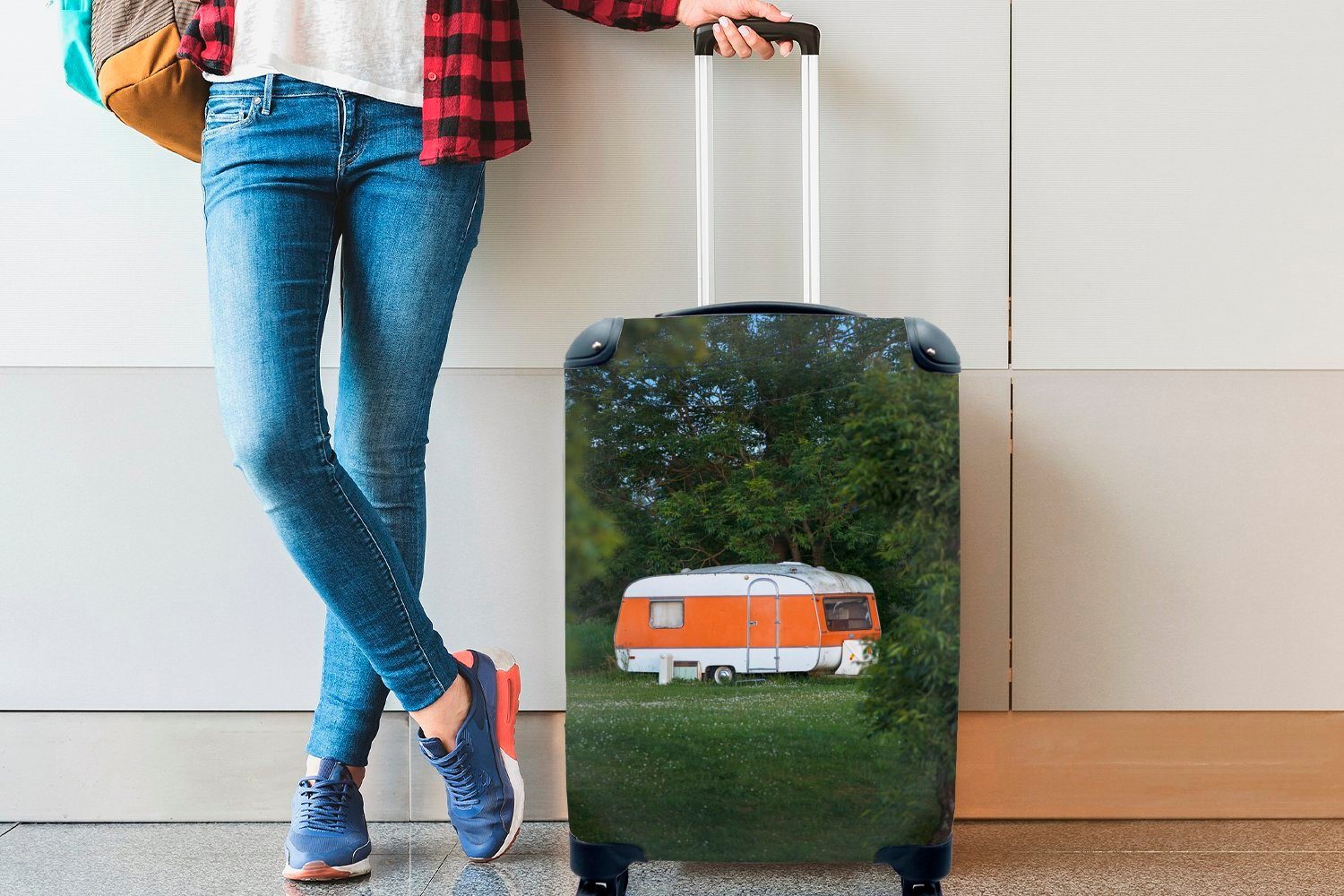 MuchoWow Handgepäckkoffer Wohnwagen Ferien, Rollen, mit Handgepäck Reisekoffer geparkt, der rollen, für 4 Reisetasche Trolley, auf Wiese