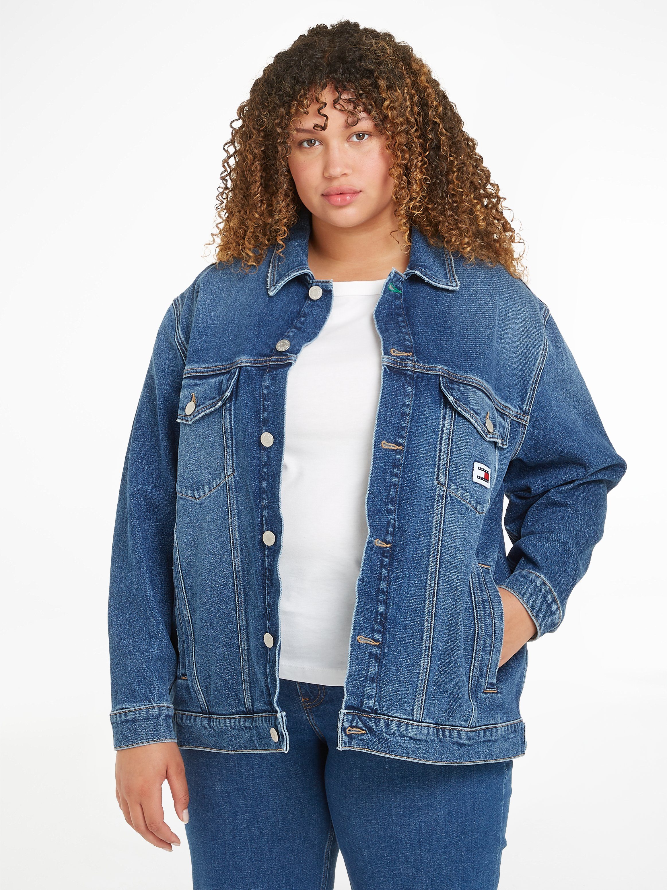 Tommy Jeans Curve Jeansjacke CRV OVR TRUCKER JACKET AH6158 mit Logoprägung