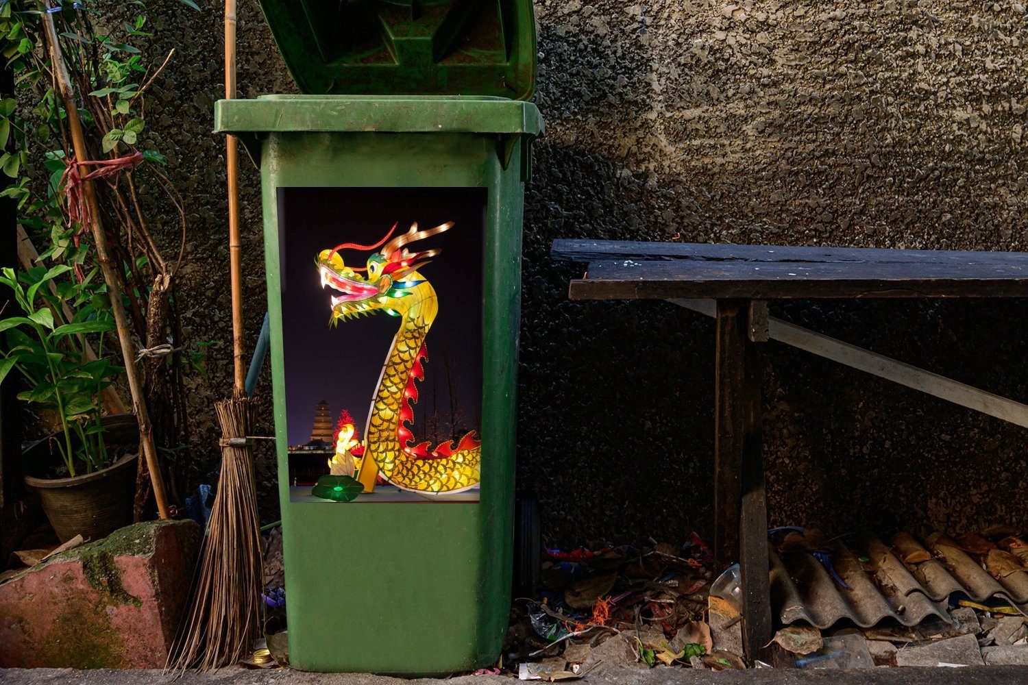 Drache mit Mülltonne, Container, Abfalbehälter Chinesischer St), (1 MuchoWow Nacht Sticker, Licht Mülleimer-aufkleber, der Wandsticker in