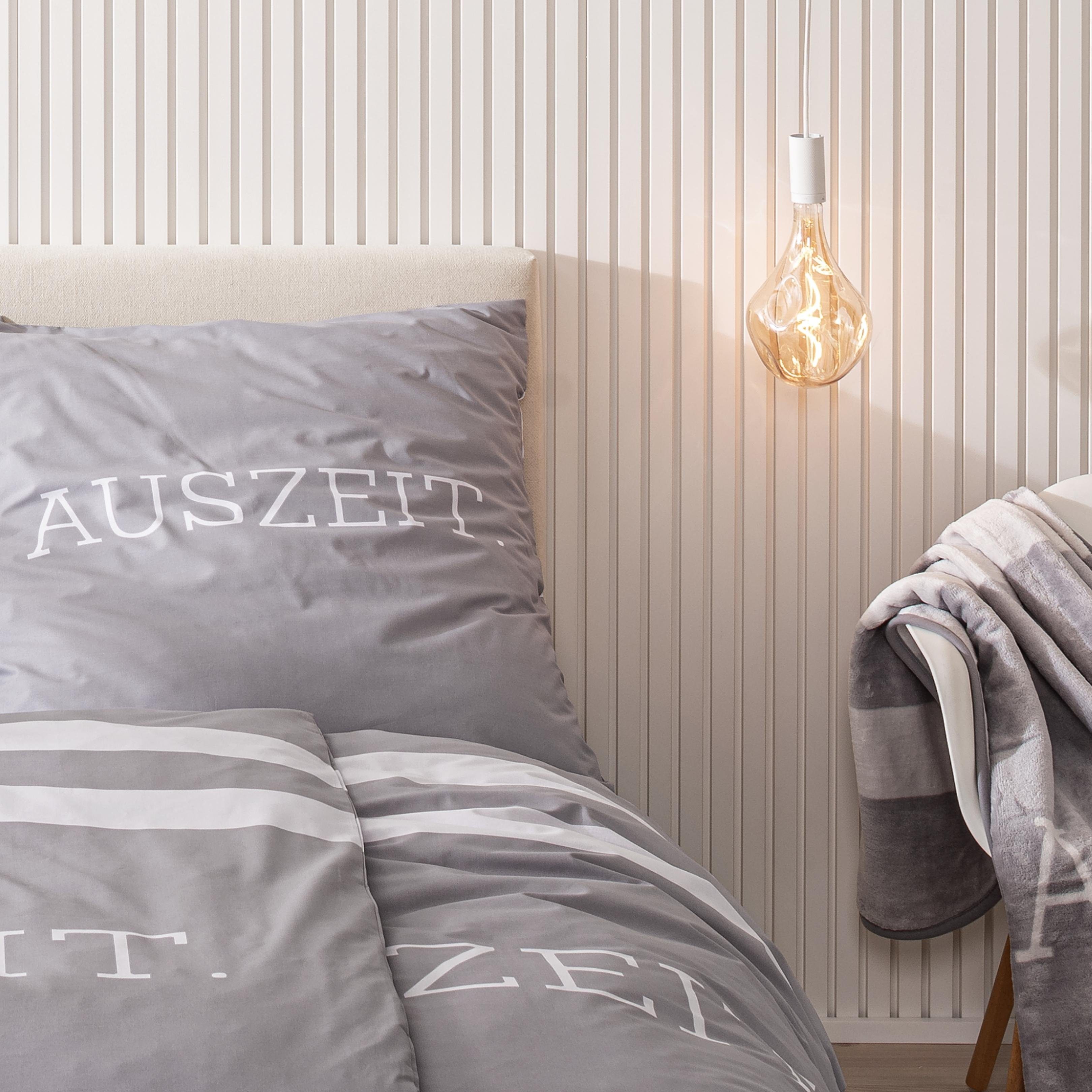 MTOnlinehandel Bettwäsche Auszeit 135x200 + 80x80 cm, 100 % Baumwolle, Biber, 2 teilig, grau gestreifte mit Schriftzug "Auszeit." Ideal als Partnerbettwäsche – Bild 5 von 5