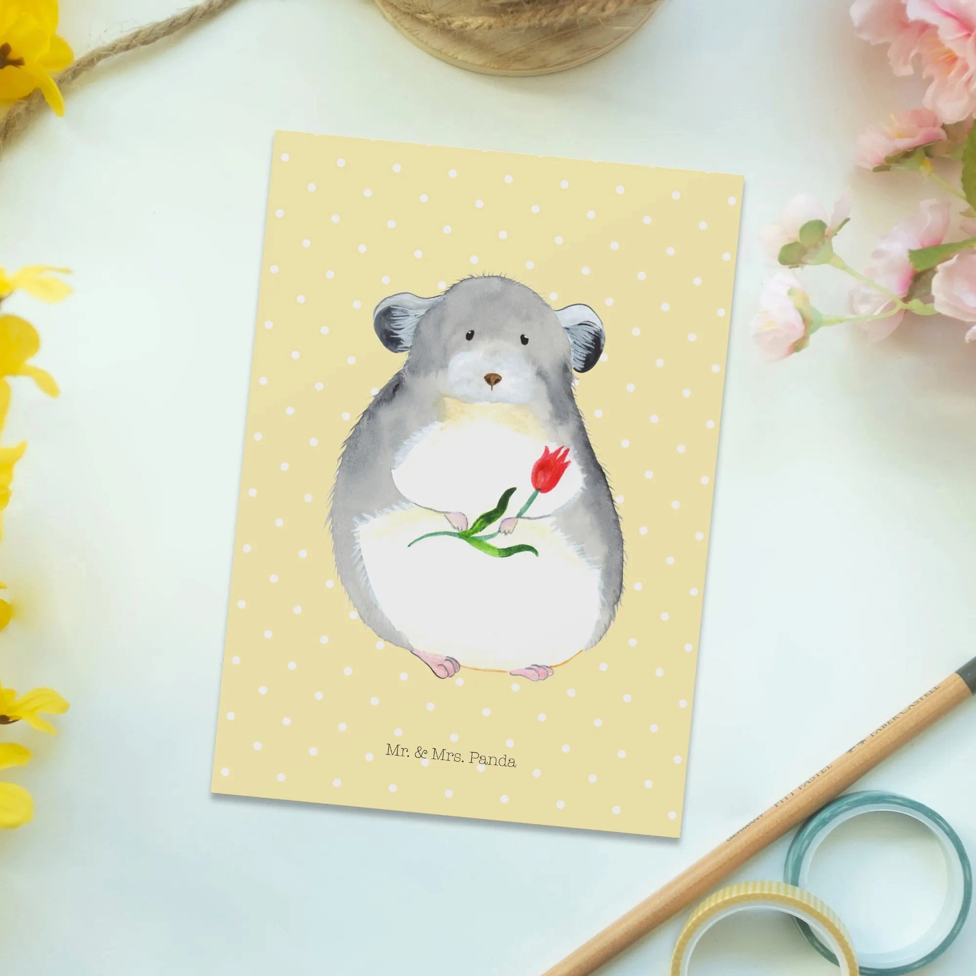 Thumbnail - Mr. & Mrs. Panda Postkarte Chinchilla Blume - Gelb Pastell - Geschenk, Glücklichsein, Gute Laune, Multifunktionalität
