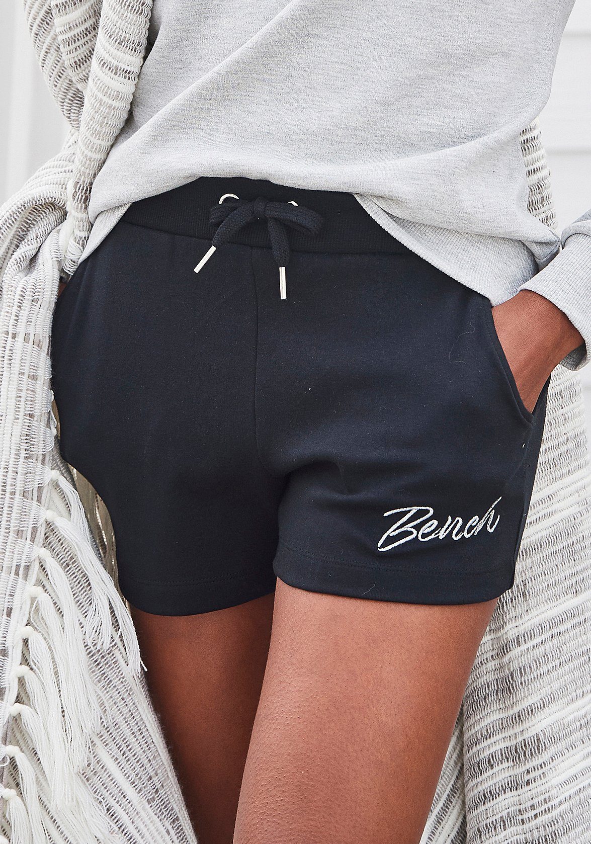 Bench. Loungewear Relaxshorts mit kleiner glänzenden Logostickerei, Loungeanzug
