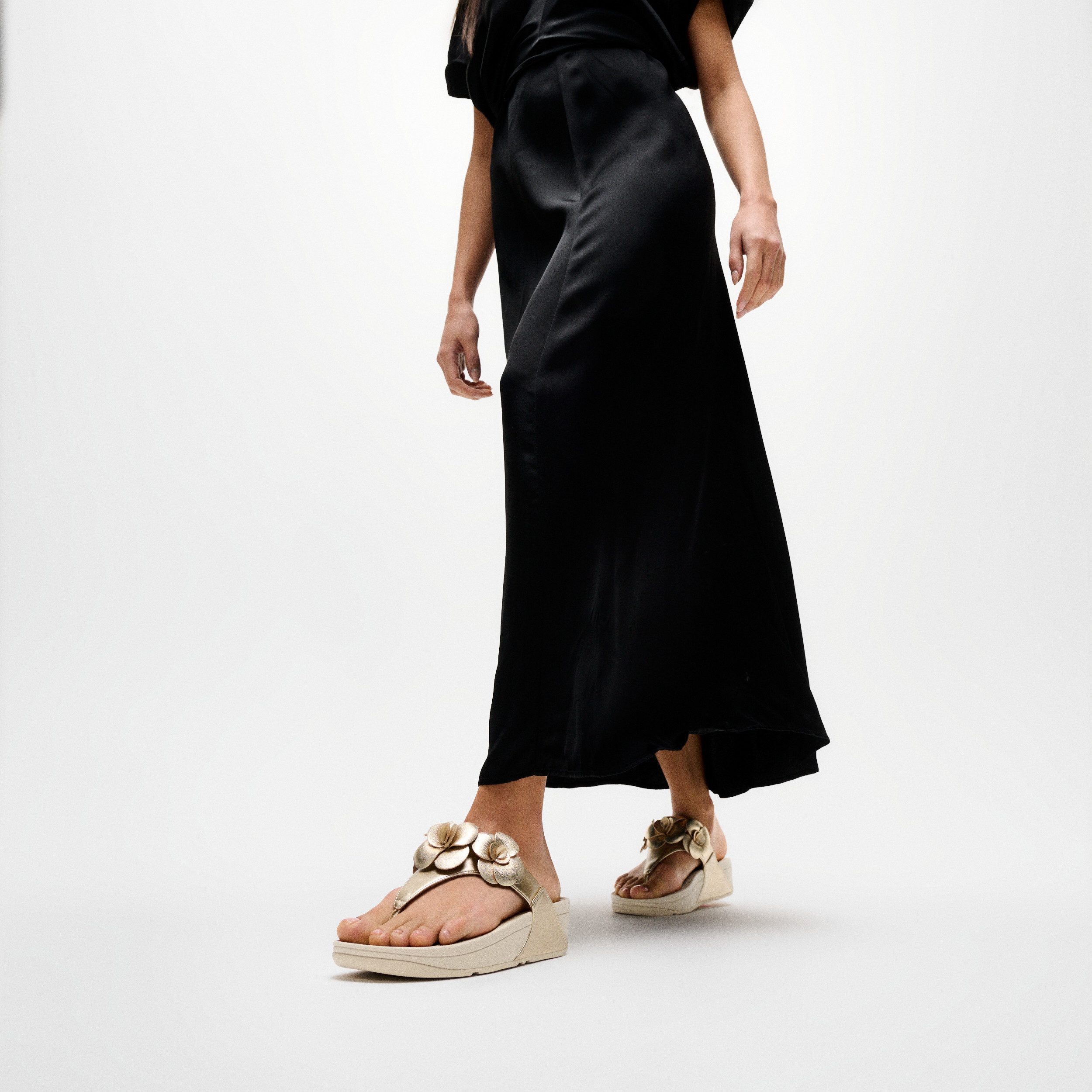 Fitflop LULU FLOWER TOE-POST SANDALS Dianette Keilabsatz, Zehentrenner, Sommerschuh mit modischer Blütenverzierung
