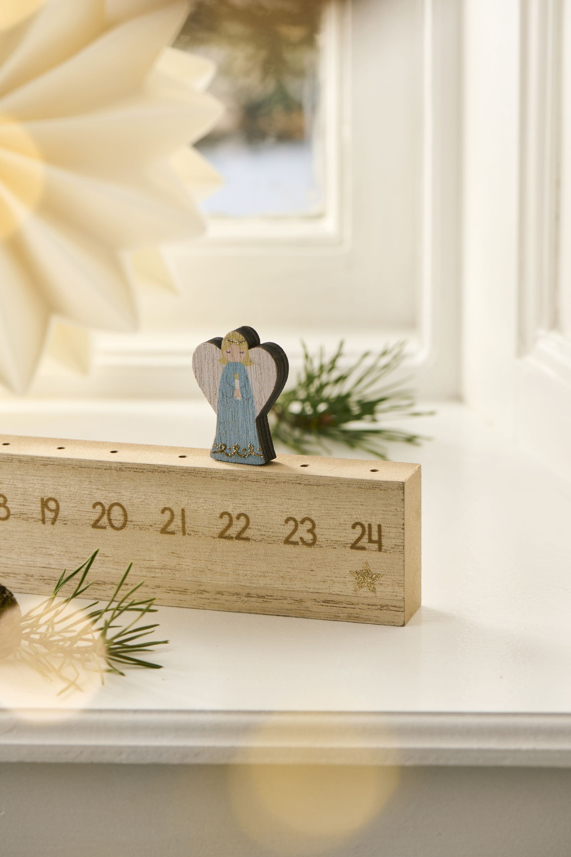 Ib Laursen Christbaumschmuck Ib Laursen - Adventskalender Weihnachtskalender Engel L50cm Holz – Bild 2 von 4
