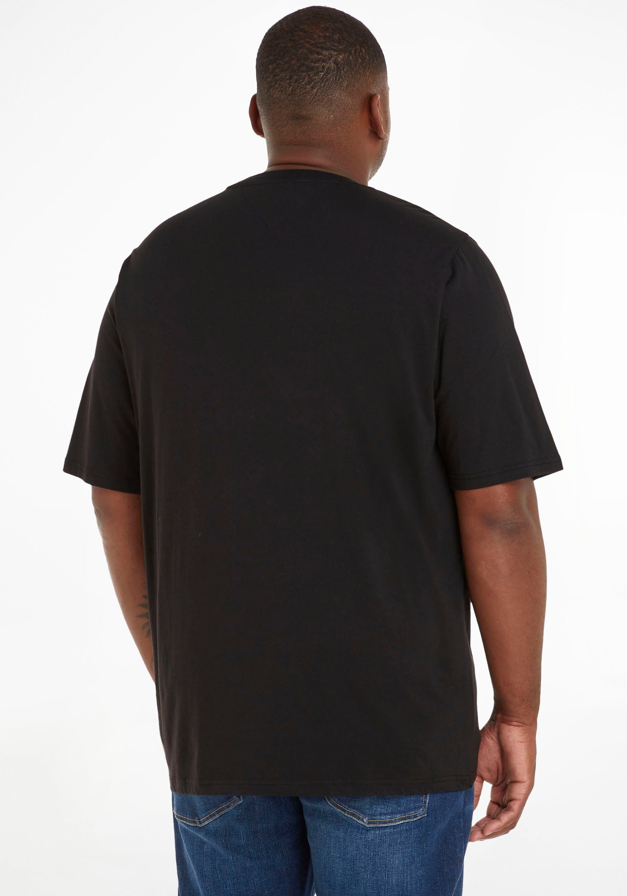 PLUS TEE T-Shirt Plus Tommy auf Logoprint mit Brust TJM ESSENTIAL Jeans der Black TJ