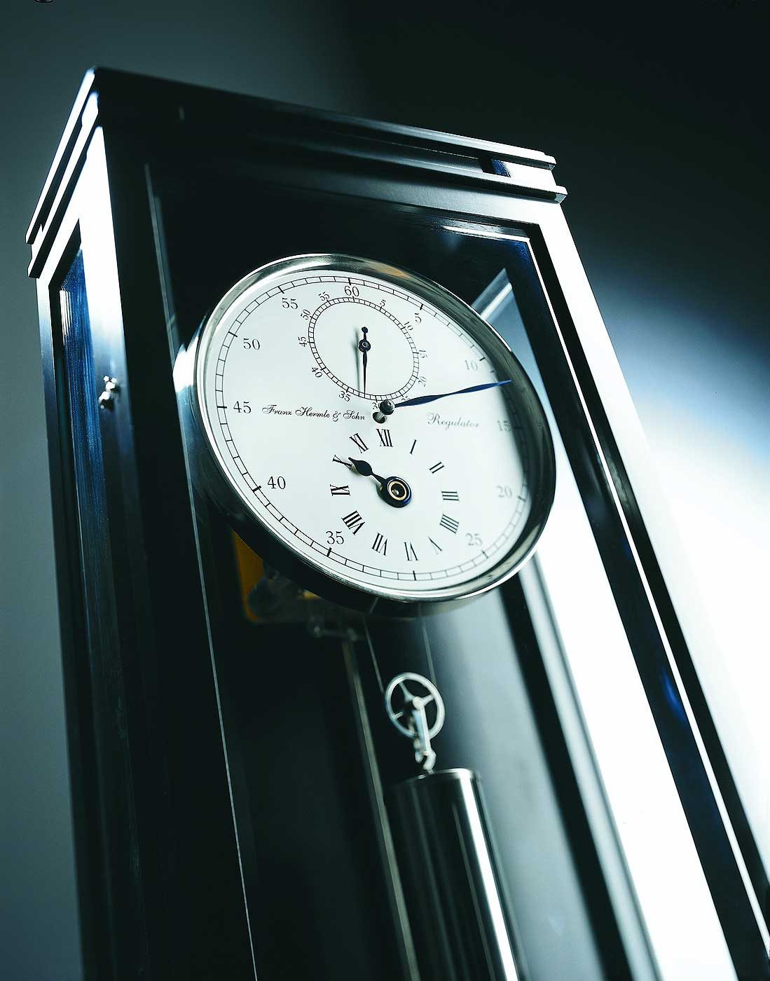 Hermle Wanduhr Schwarz Schleiflack Monatsläufer - Hermle Modell: 70875-740761