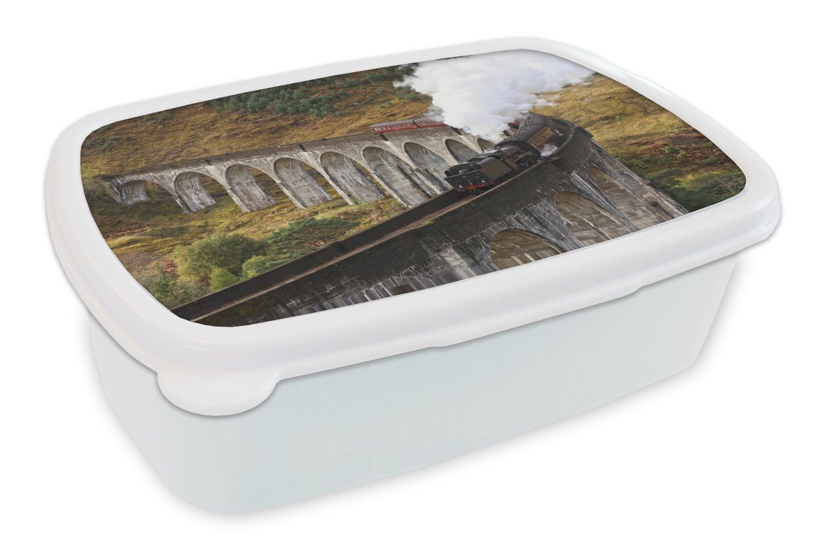 MuchoWow Lunchbox Ein Dampfzug überquert eine Brücke, Kunststoff, (2-tlg), Brotbox für Kinder und Erwachsene, Brotdose, für Jungs und Mädchen weiß