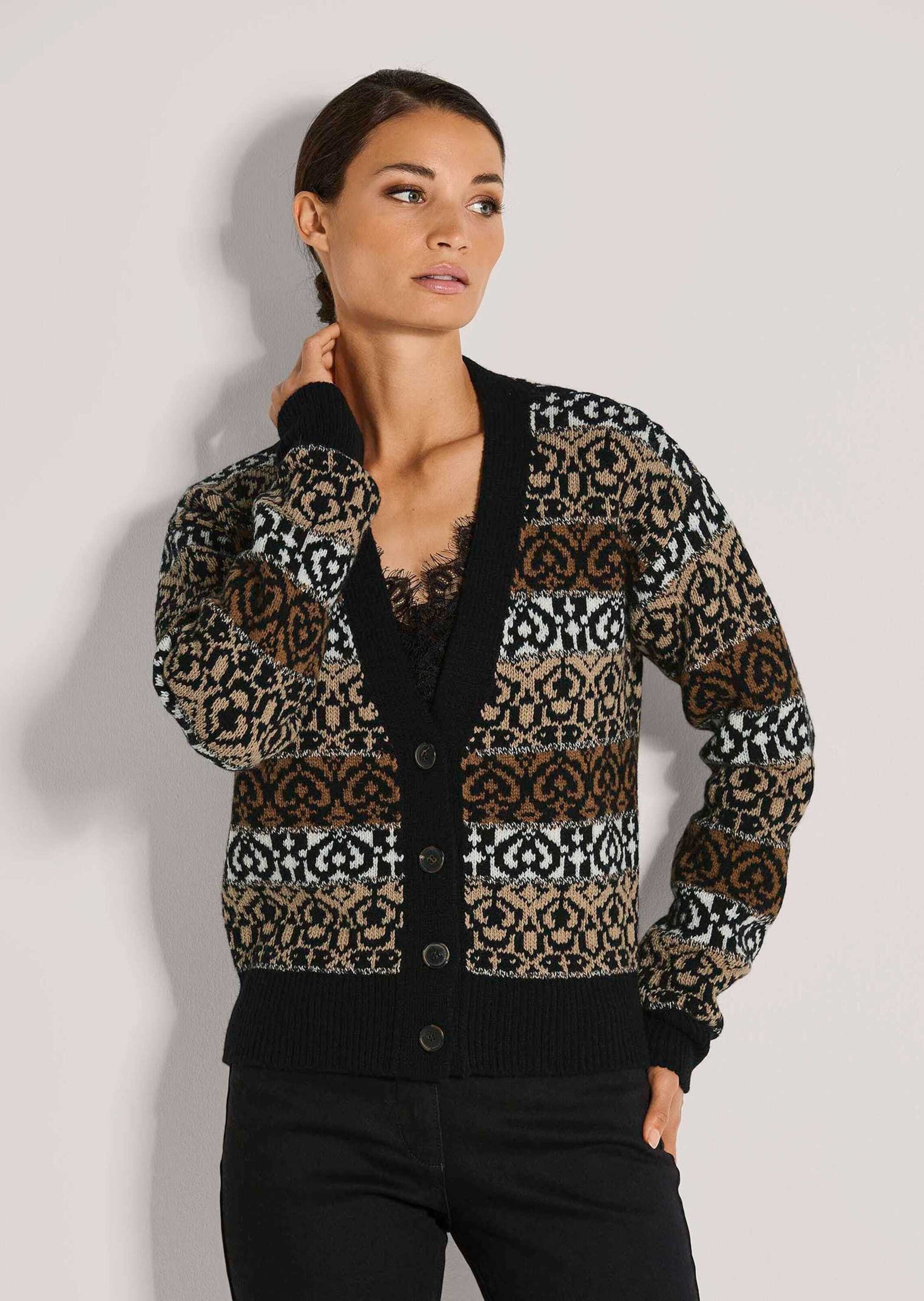 MADELEINE Strickjacke Luxuriöse Jacquard-Strickjacke mit V-Ausschnitt Elegante Kurzjacke mit Knopfleiste und Langarm