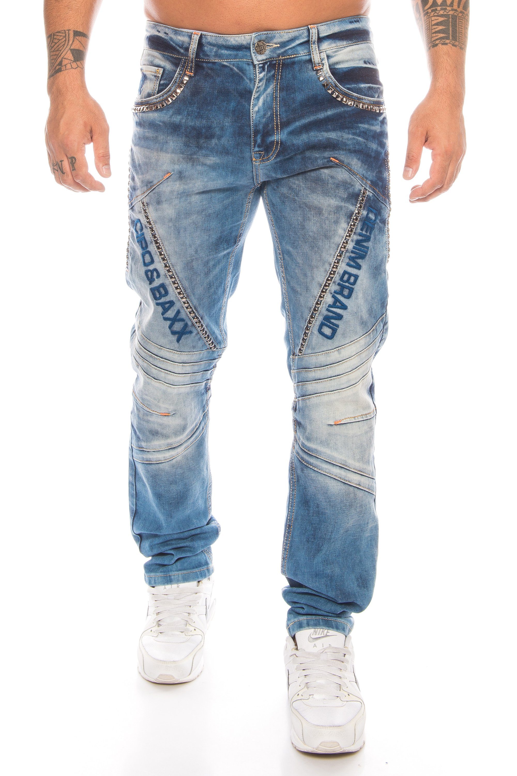 Cipo & Baxx Regular-fit-Jeans Herren Jeans Hose im mit aufwendiger Nietenverzierung und Labelschrift Jeans Hose mit dem gewissen Extra durch die Nietenverzierung