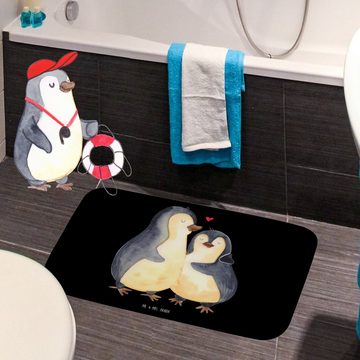 Badematte Pinguin umarmen - Schwarz - Geschenk, Verlobung, Duschmatte, Liebesge Mr. & Mrs. Panda, Höhe 1 mm, 100% Polyester, rechteckig, Märchenhafte Designs