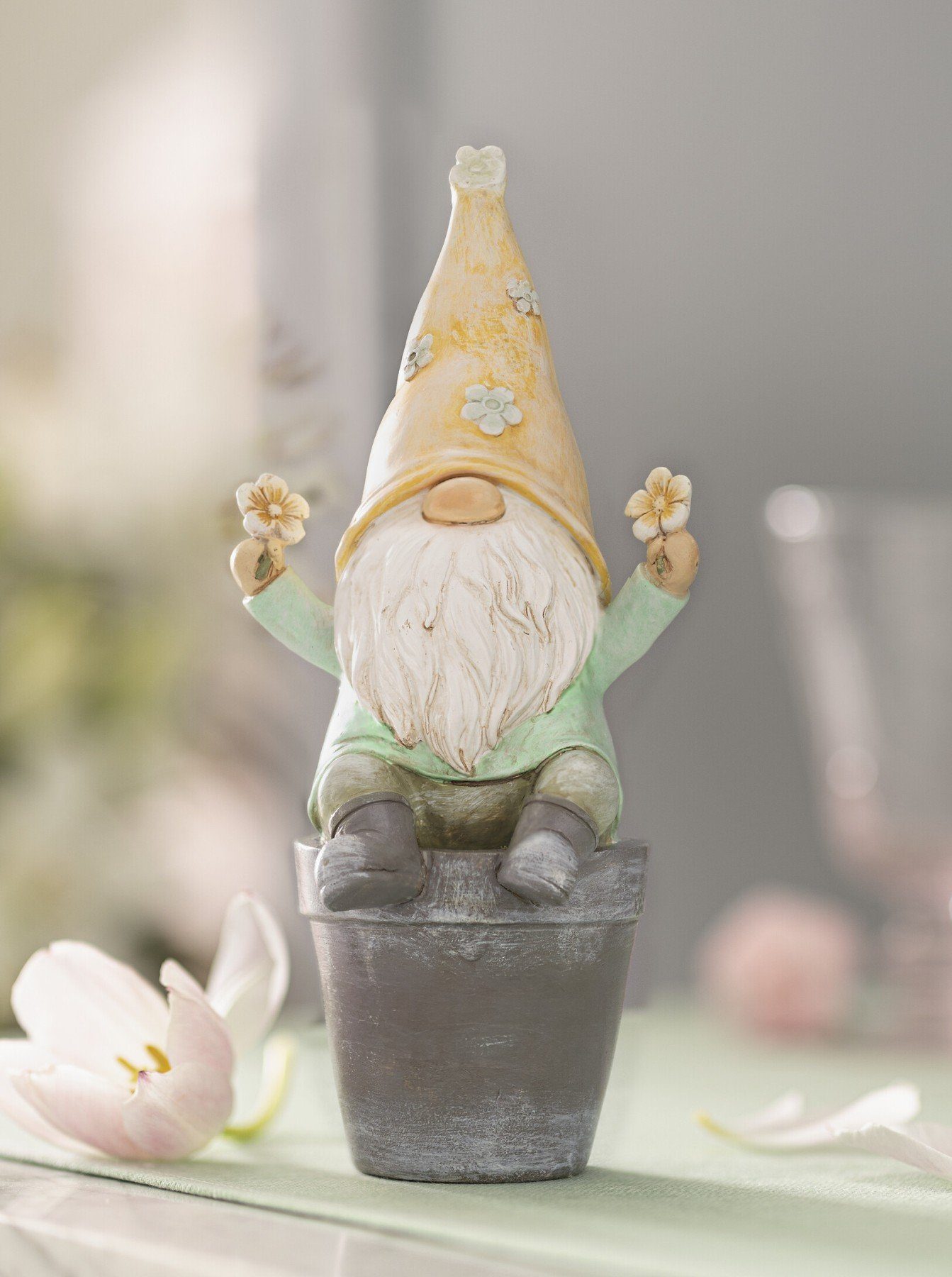 Dekoleidenschaft Wichtel "Blümchen" aus Polyresin gelb / grün Frühlingsdeko günstig online kaufen