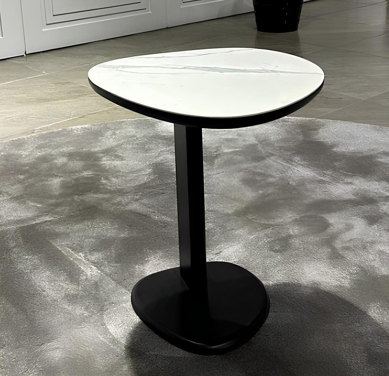 Xlmoebel Beistelltisch Eleganter weißer ovaler Tisch aus hochwertigem Material (Beistelltisch), Hergestellt in Europa