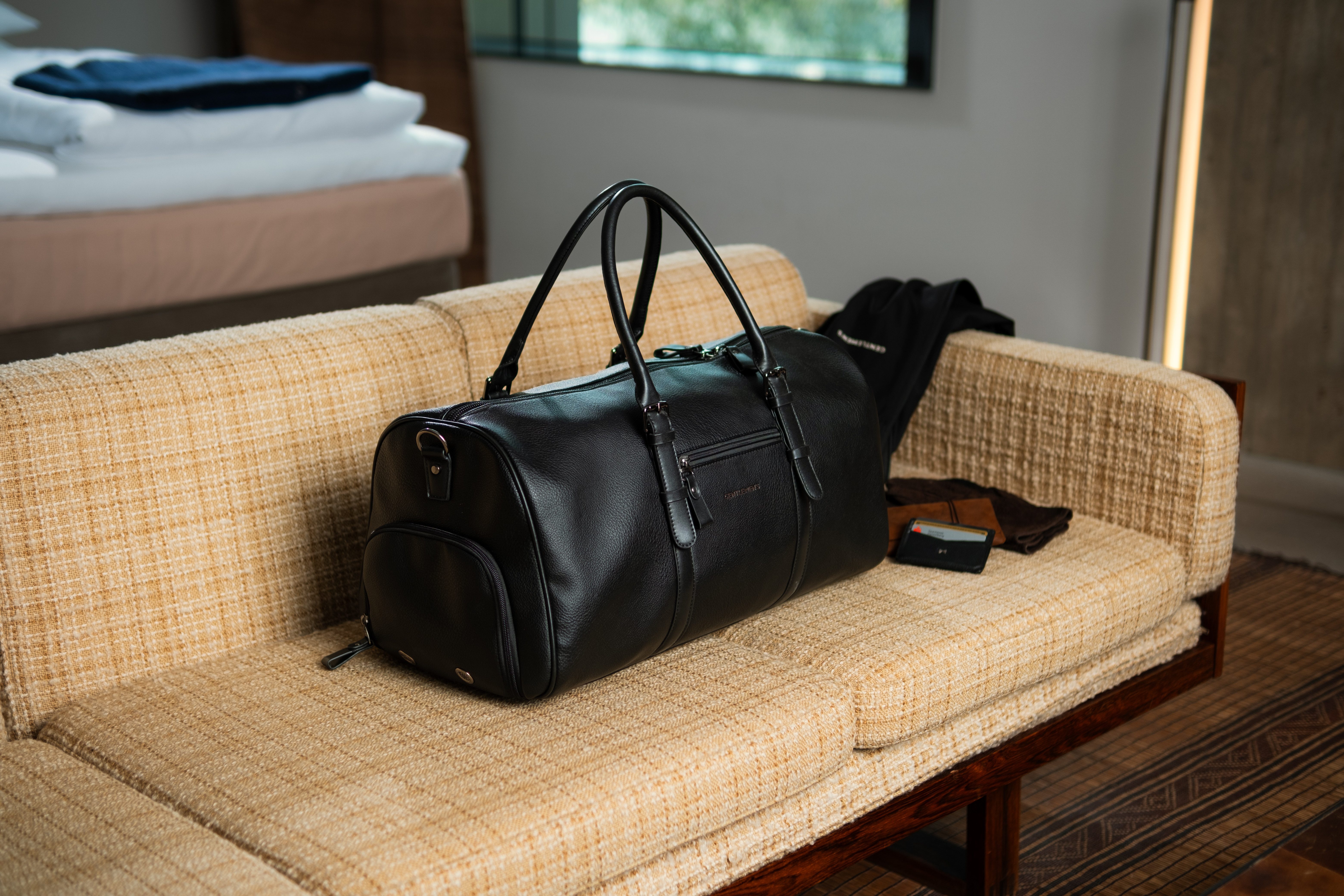Gentlemen's Weekender - Kunstleder Reisetasche mit separatem Schuhfach, Sporttasche für jeden Anlass - vegan mit Schultergurt und Trackerfach