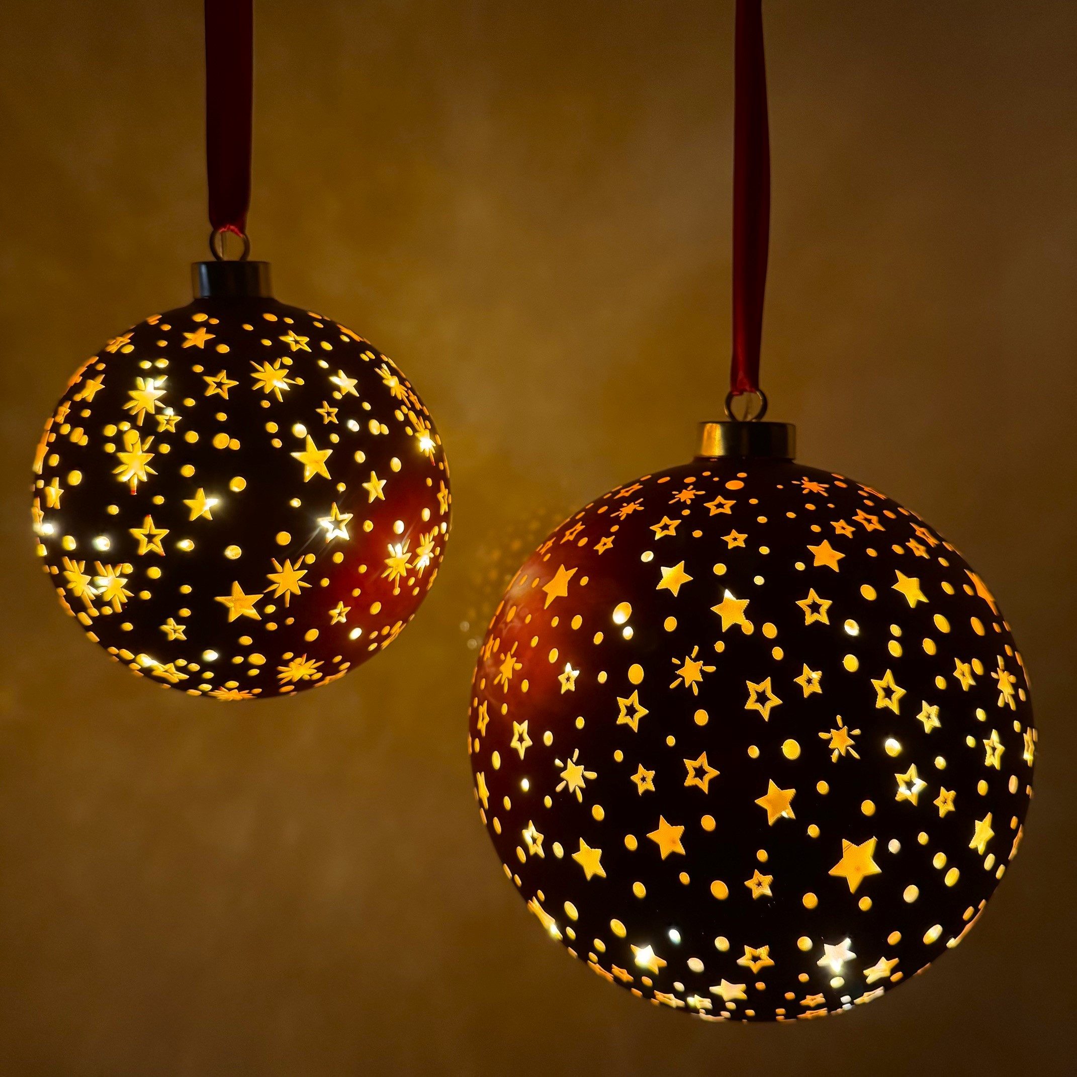 Online-Fuchs LED Dekolicht 2 Weihnachtskugeln in ROT aus Glas zum Aufhängen - Weihnachtsdeko, gelaserte Sterne und Punkte, 15 & 25 warmweiße LEDs, praktische 6-Stunden Timerfunktion