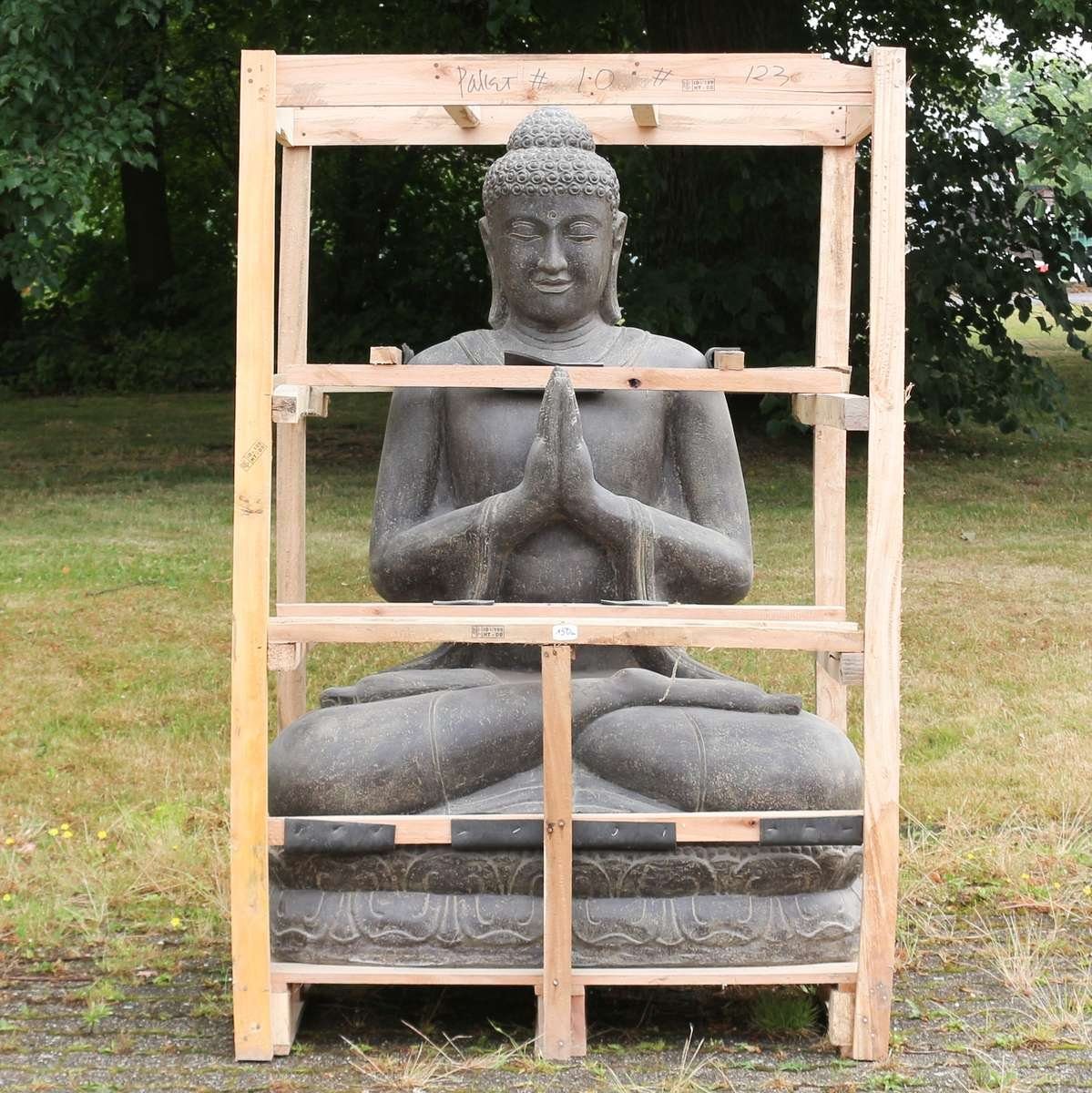 Oriental Galerie Dekofigur XXL Buddha Figur Gartenfigur aus Lavastein Sitzend Greetings 150 cm (1 St), traditionelle Herstellung in Handarbeit im Ursprungsland