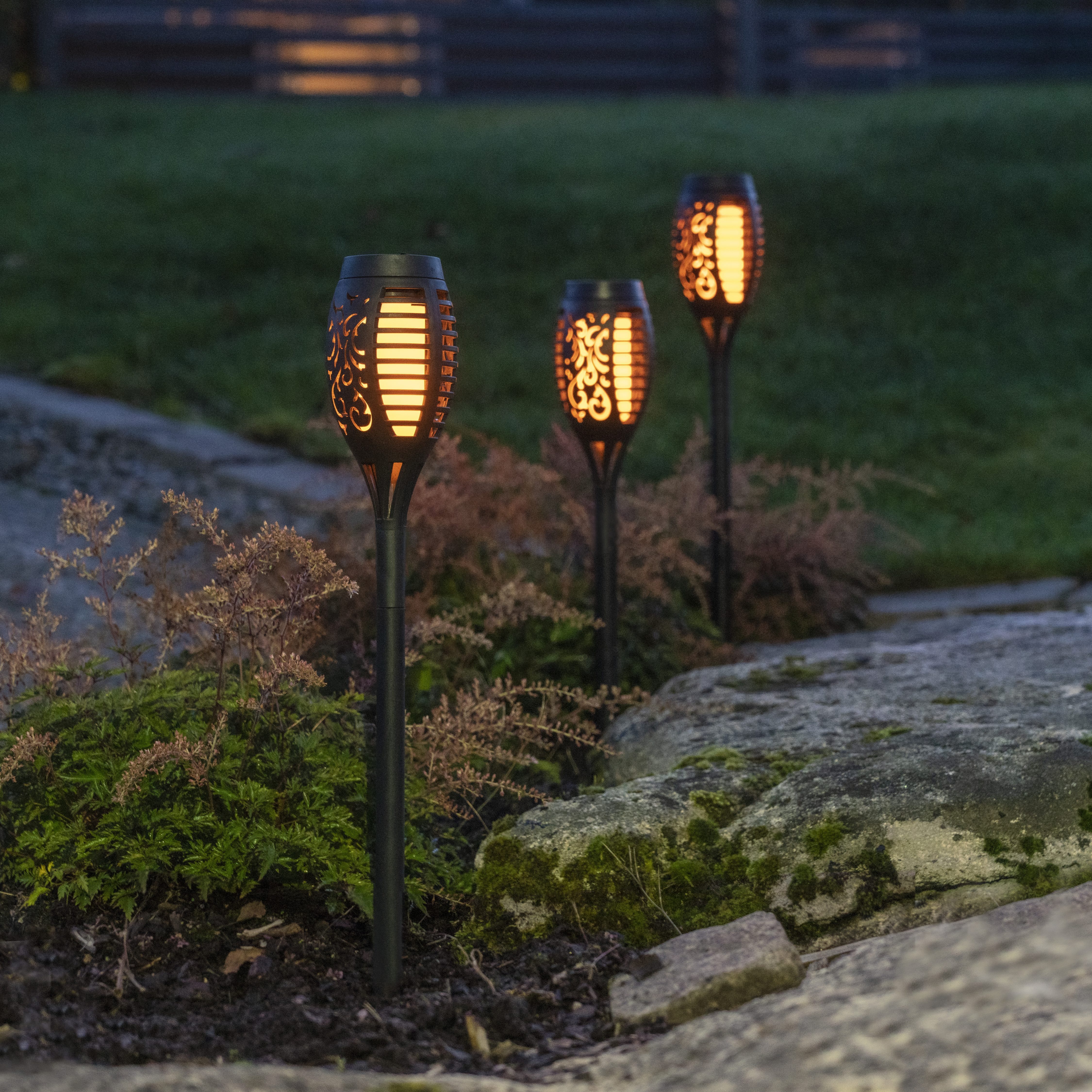 STAR TRADING LED Solarleuchte Solar-Wegleuchte Flame Mini, Tageslichtsensor, LED fest integriert, Extra-Warmweiß, 3er-Set, Flammeneffekt, Dämmerungssensor, Mini-Fackelform