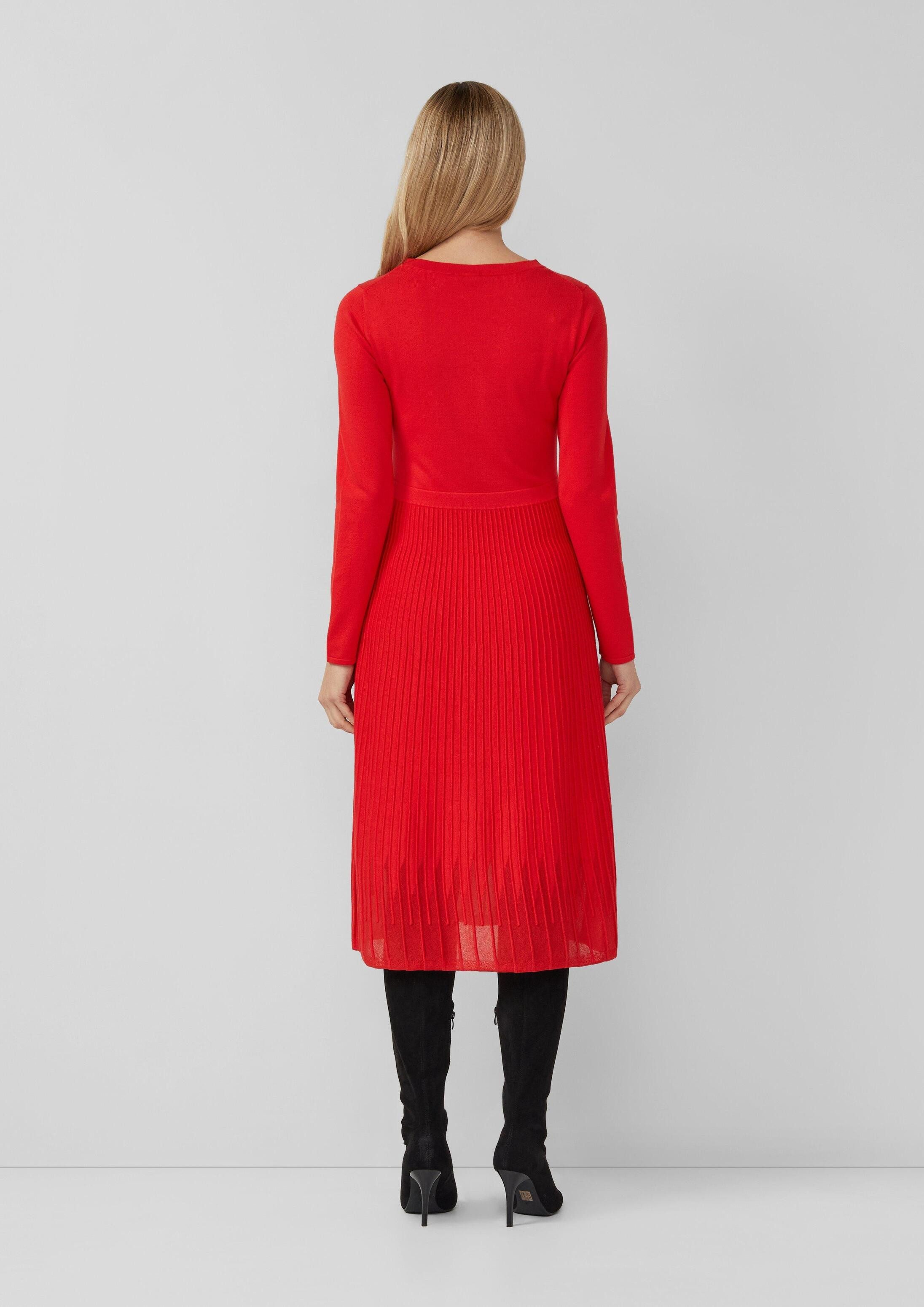 s.Oliver Midikleid Kleid Midikleid mit U-Boot-Ausschnitt und Plissee-Strick