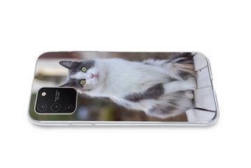 MuchoWow Handyhülle Katze - Porträt - Tisch - Mädchen - Kinder - Jungen, Phone Case, Handyhülle Samsung Galaxy S10 Lite, Silikon, Schutzhülle