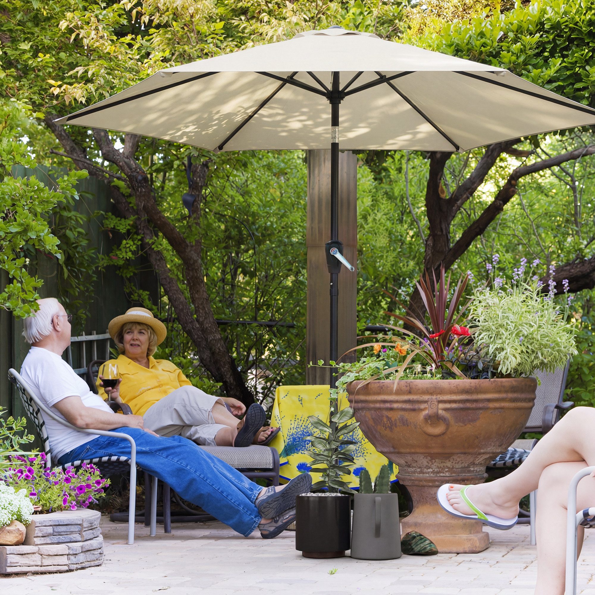 Outsunny Sonnenschirm mit Kurbel, LxB: 270x270 cm, Balkonschirm, Gartenschirm, für Garten Balkon Terrasse Cremeweiß