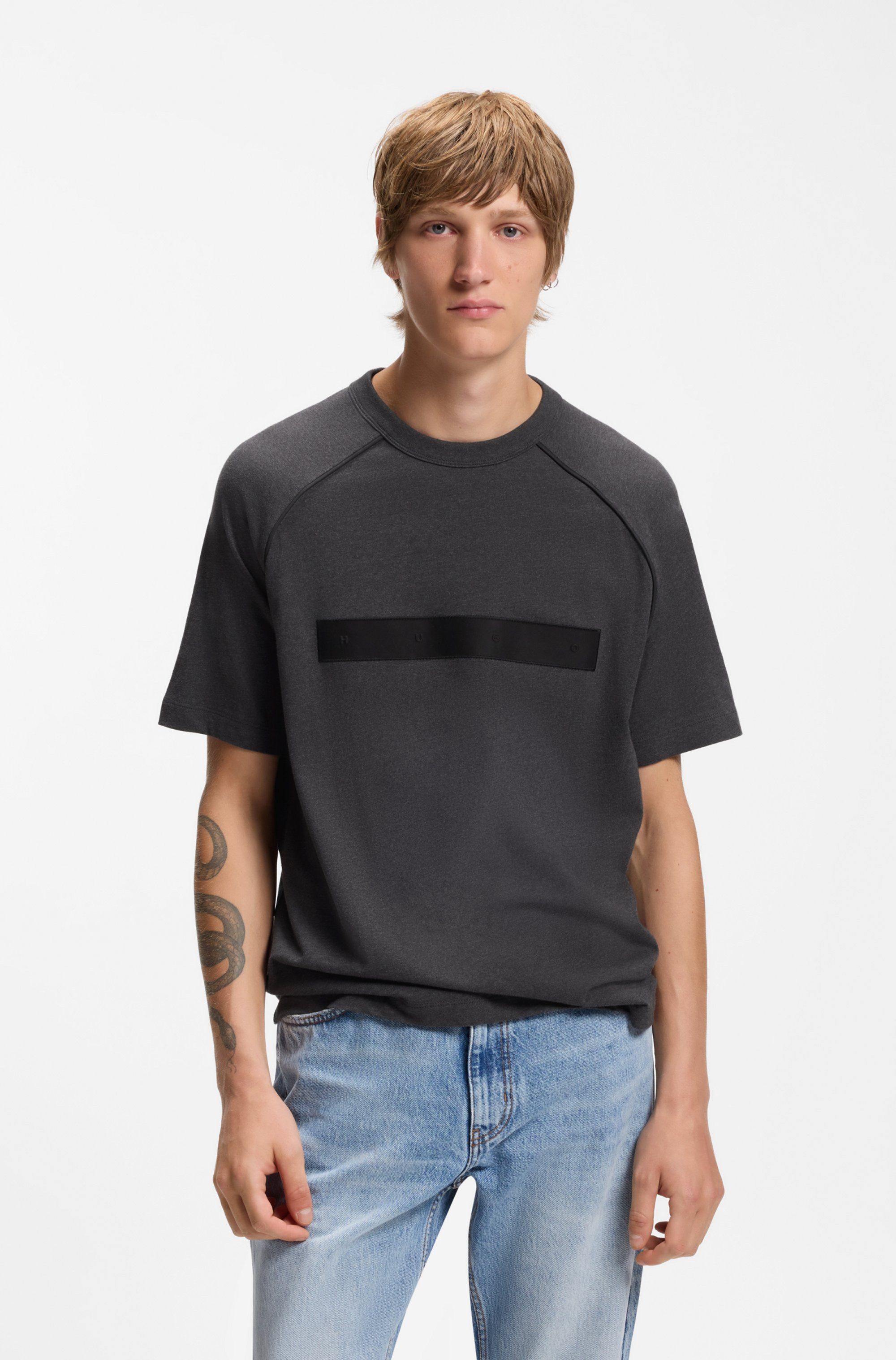 HUGO T-Shirt Dalik Rundhalsausschnitt, Relaxed Fit, großer Badge