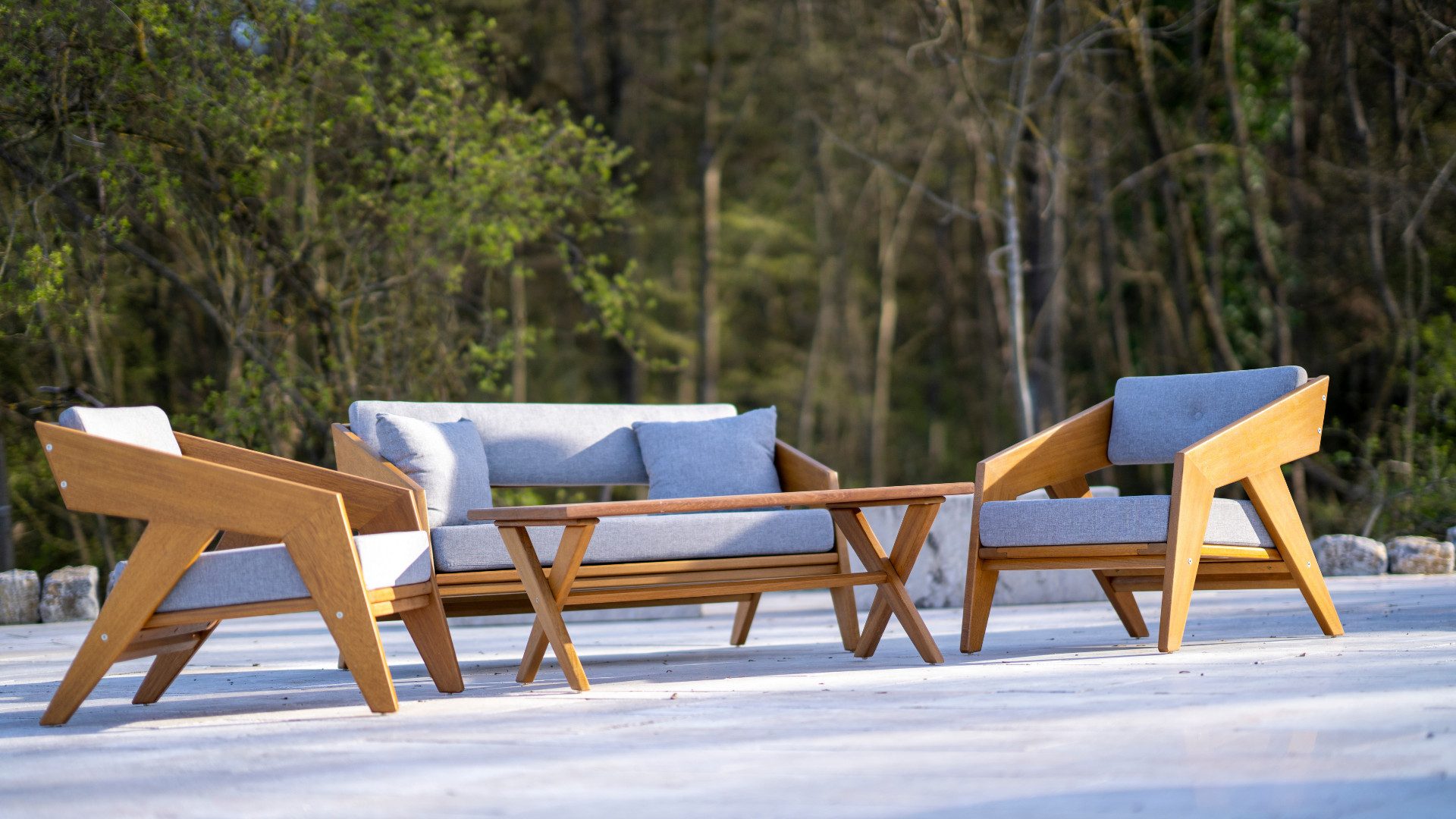 Xlmoebel Gartenlounge-Set Hellbraunes Outdoor-Sitzmöbel-Set mit luxuriösem Couchtisch, (4tlg Gartenmöbelset (Zweisitzersofa + 2 Sessel + Couchtisch), Hergestellt in Europa