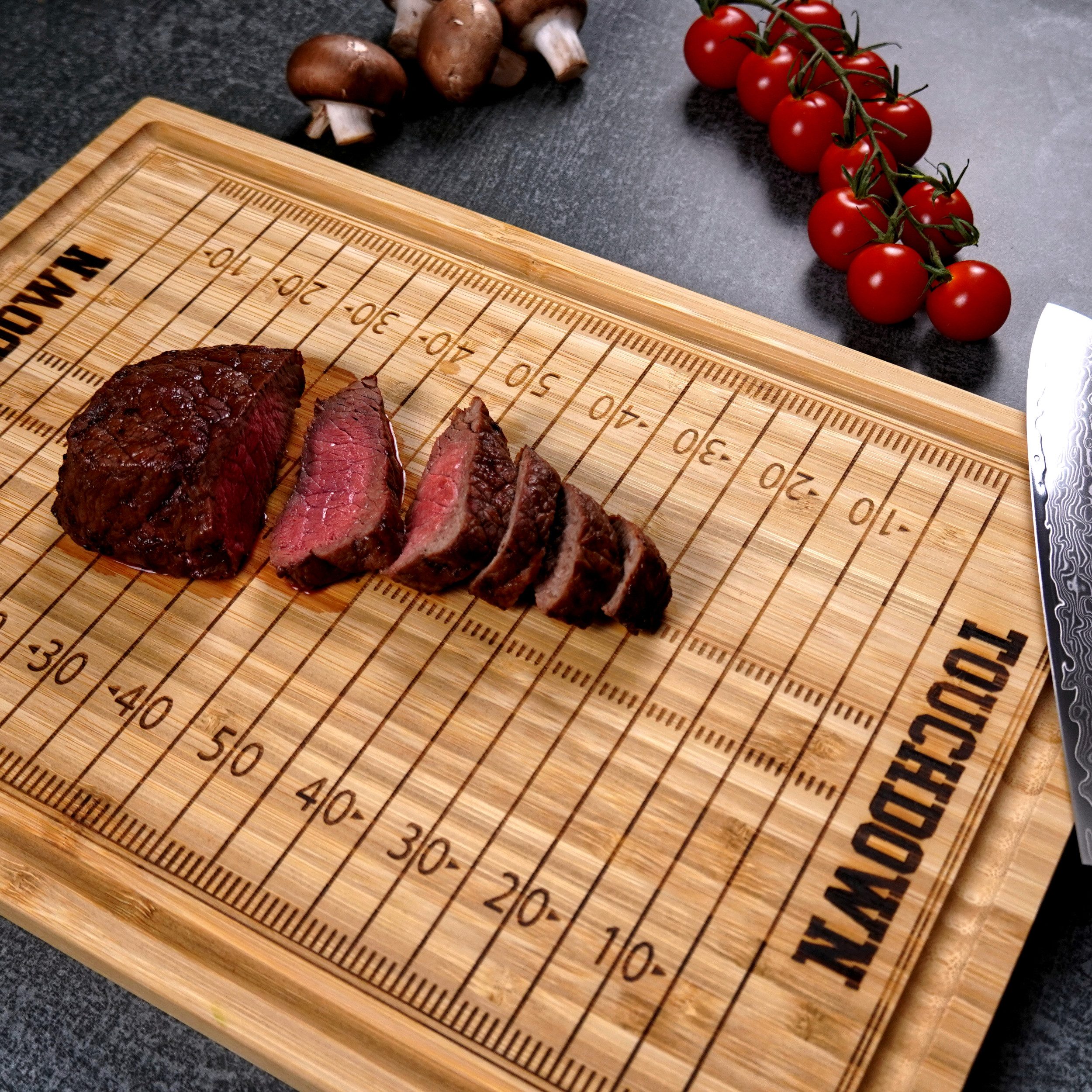40YARDS Schneidebrett American Football Schneidebrett mit eingraviertem Football Spielfeld, Bambus Holz, (1-St), (38 x 25 x 2 cm) - mit Saftrille für Fleisch &  – Bild 2 von 5