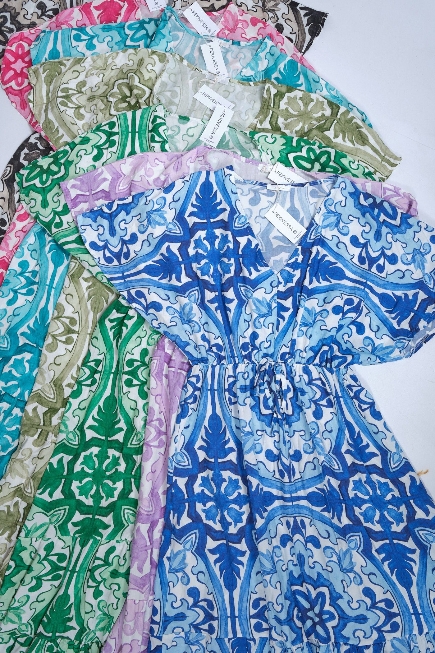 Sommerkleid V-Ausschnitt blau-ecru mit gemustert PEKIVESSA Midikleid Volants (1-tlg) und