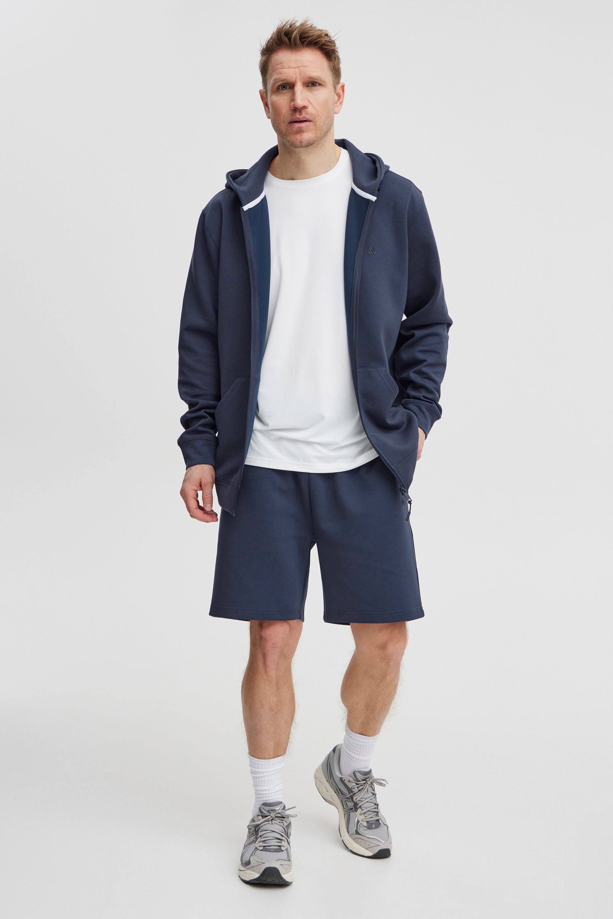 North Bend Sweatjacke NBTaro Sportliche Kapuzenjacke mit Kängurutasche – Bild 2 von 5