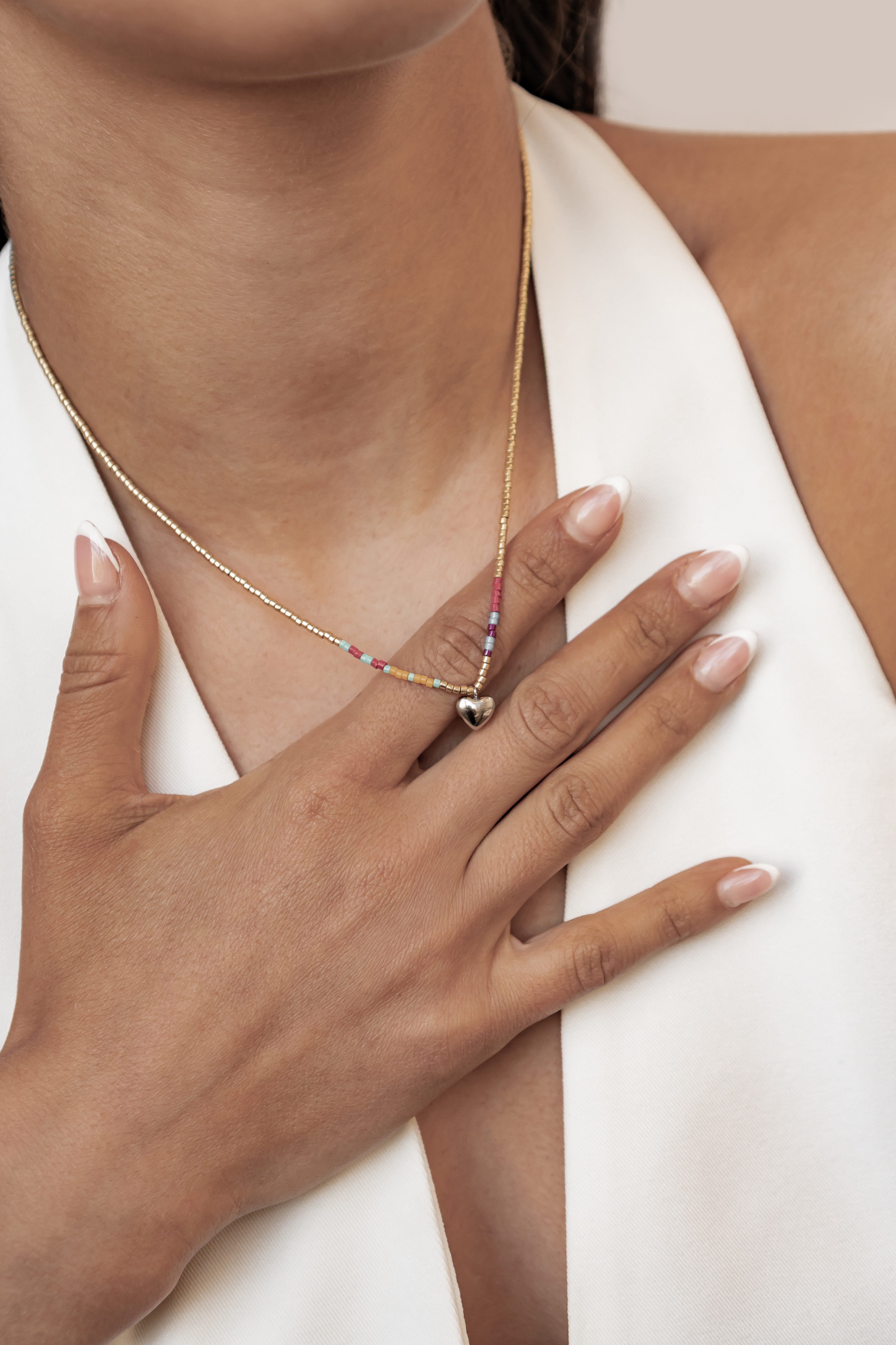 Hey Happiness Charm-Kette mit Herz-Anhänger aus Edelstahl, Damen-Halskette, Perlen-Kette für Sommer-Outfits