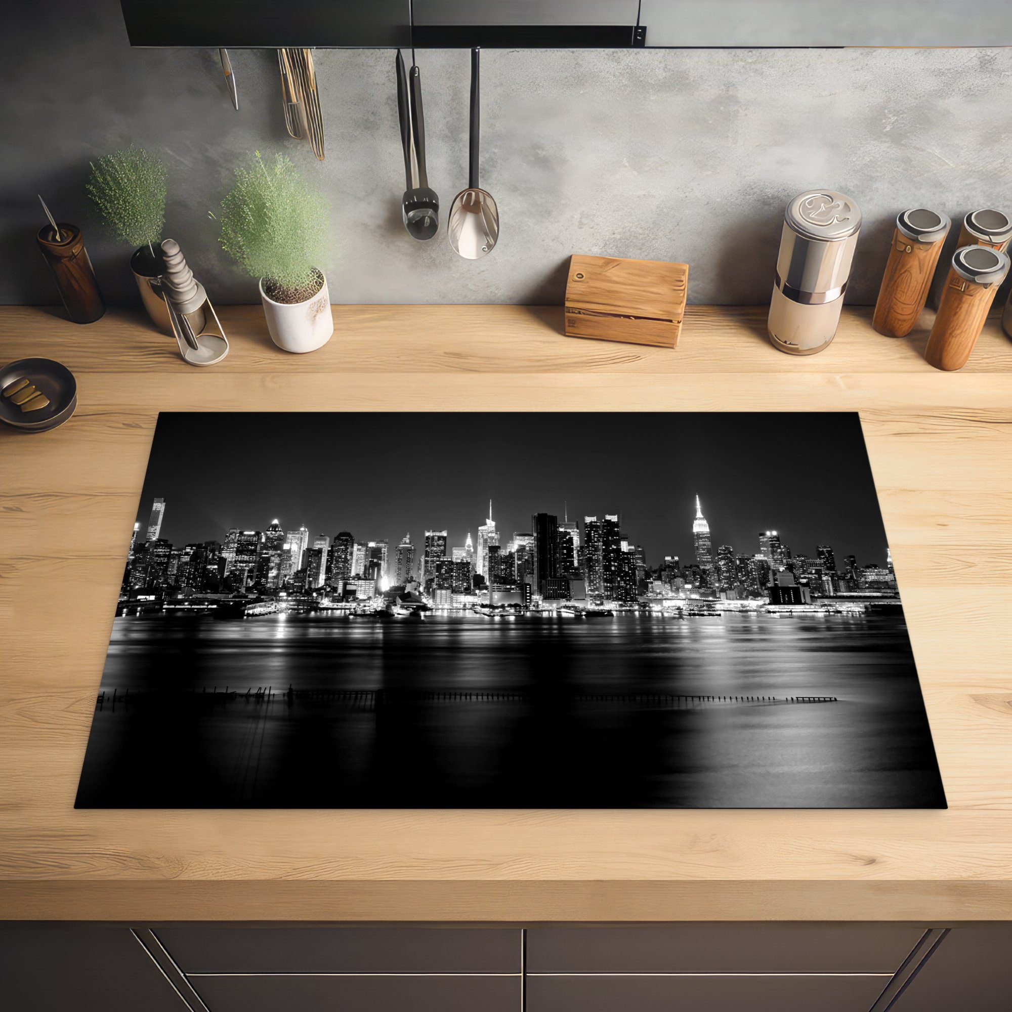 MuchoWow Herdblende-/Abdeckplatte Reflektierte Skyline von und küche, cm, - York New (1 für Ceranfeldabdeckung Induktionskochfeld die weiß, Vinyl, 81x52 Schutz tlg), schwarz