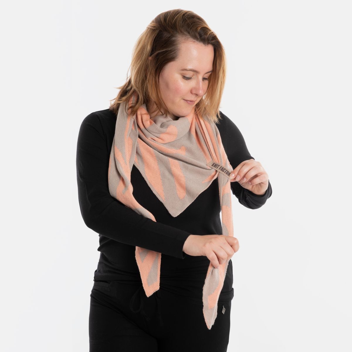 Knit Factory Strickschal Leaf Dreieckstuch Kieselgrau/Apricot, (1-St), Schal Halstuch Dreiecksschal Tuch Strickmode