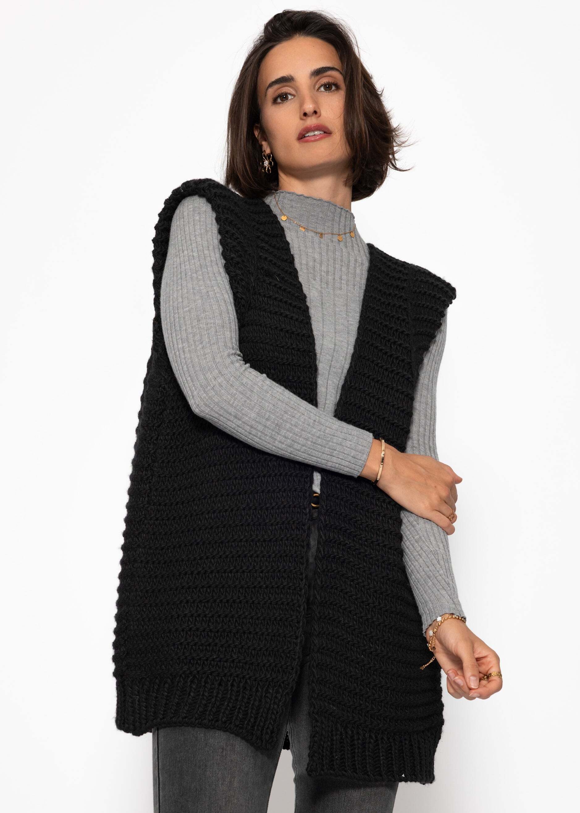 SASSYCLASSY Kurzweste Lange ärmellose Strickweste für Damen Weste aus grobem Strick mit strukturierten Schultern Offwhite Schwarz